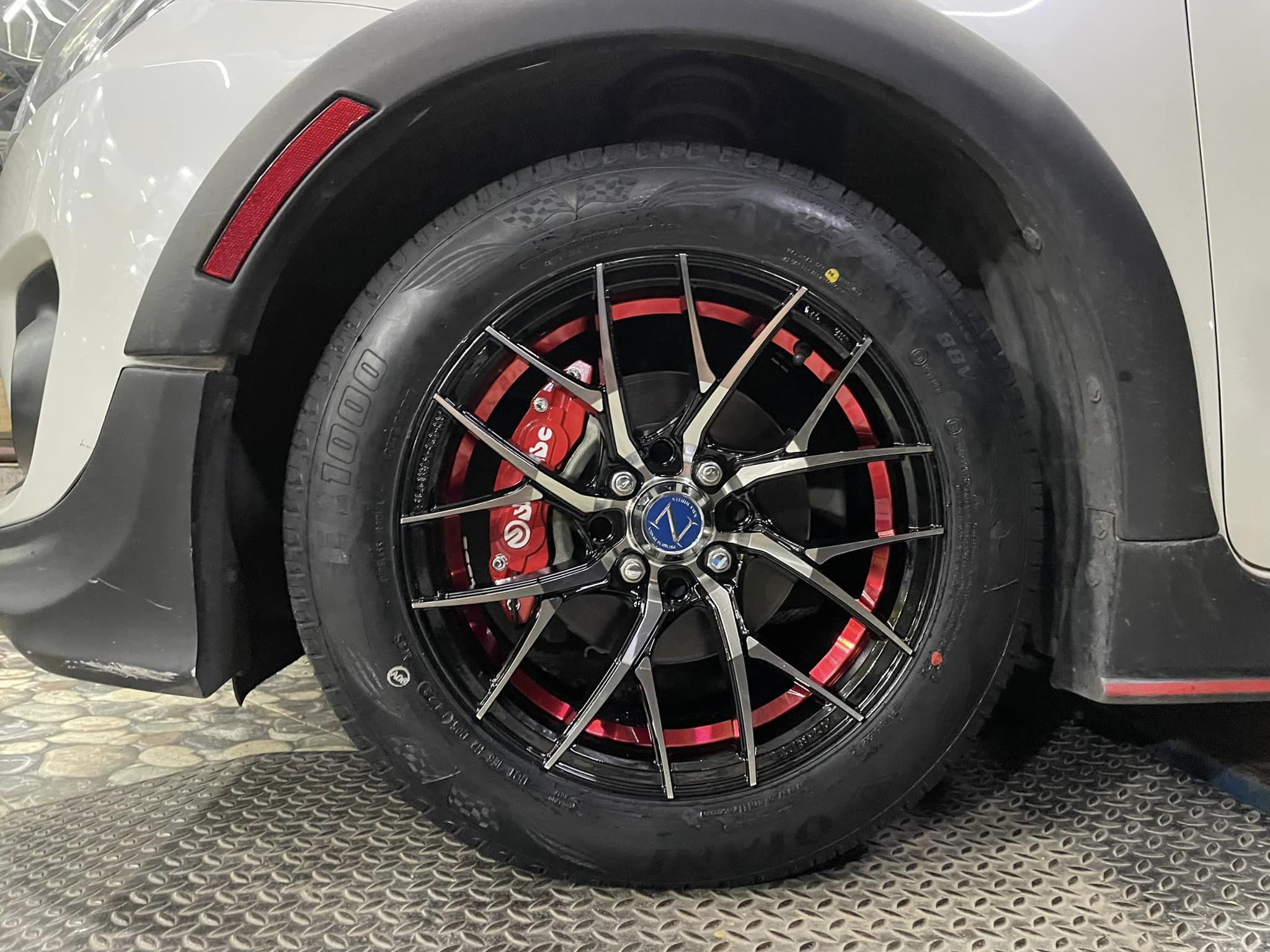 #Suzuki_Swift #จัดชุดล้อพร้อมยาง สวยหรู ราคาเบาๆ #ล้อแม็กซ์NAYA-F153 15x7 ET35 4x100 #อันเดอร์คัตแดง #OTANI_EK1000 195/60R15