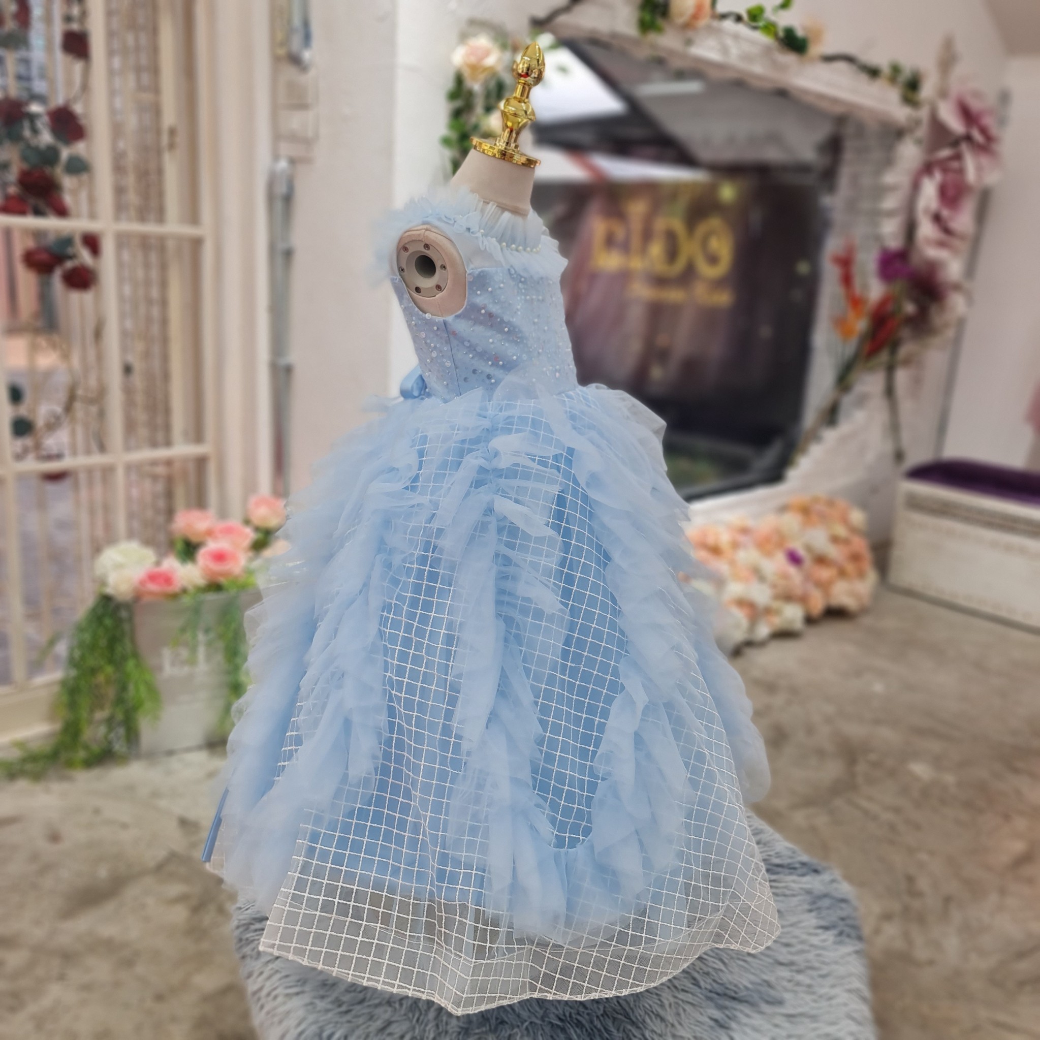 ชุดราตรีเด็ก(หน้าร้านอยู่รัชดา ลองได้ถ่ายรูปจากชุดจริง)W18779สีฟ้า ตัวเสื้อประดับด้วยกลิตเตอร์และมุก กระโปรงยาวฟู น่ารัก