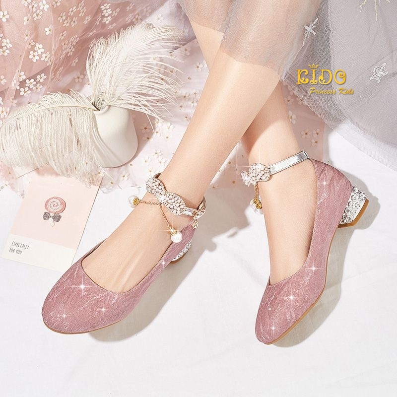 รองเท้าเด็ก***หน้าร้านอยู่รัชดา ลองได้***H054สีชมพู ลายวิ้งๆ คาดมุกหัวใจห้อยมุกตรงสายรัดรองเท้า หรูหรามาก