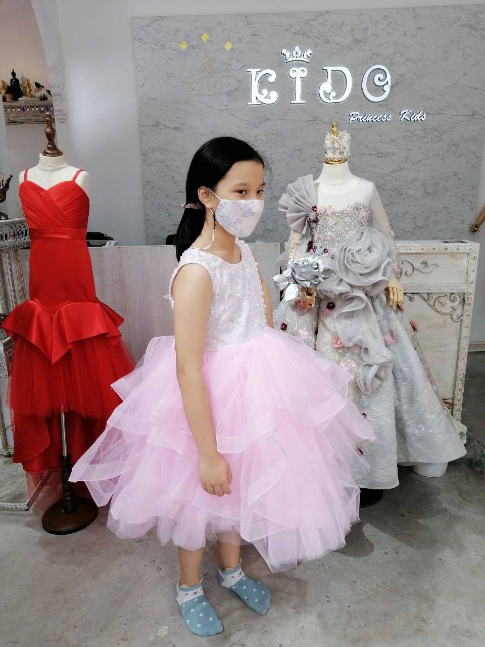 ชุดราตรีเด็ก(หน้าร้านอยู่รัชดา ลองได้ถ่ายรูปจากชุดจริง)A218สีชมพูเข้ม กระโปรงสั้นชั้นพอง อกปักดอกไม้สวยหวาน น่ารัก