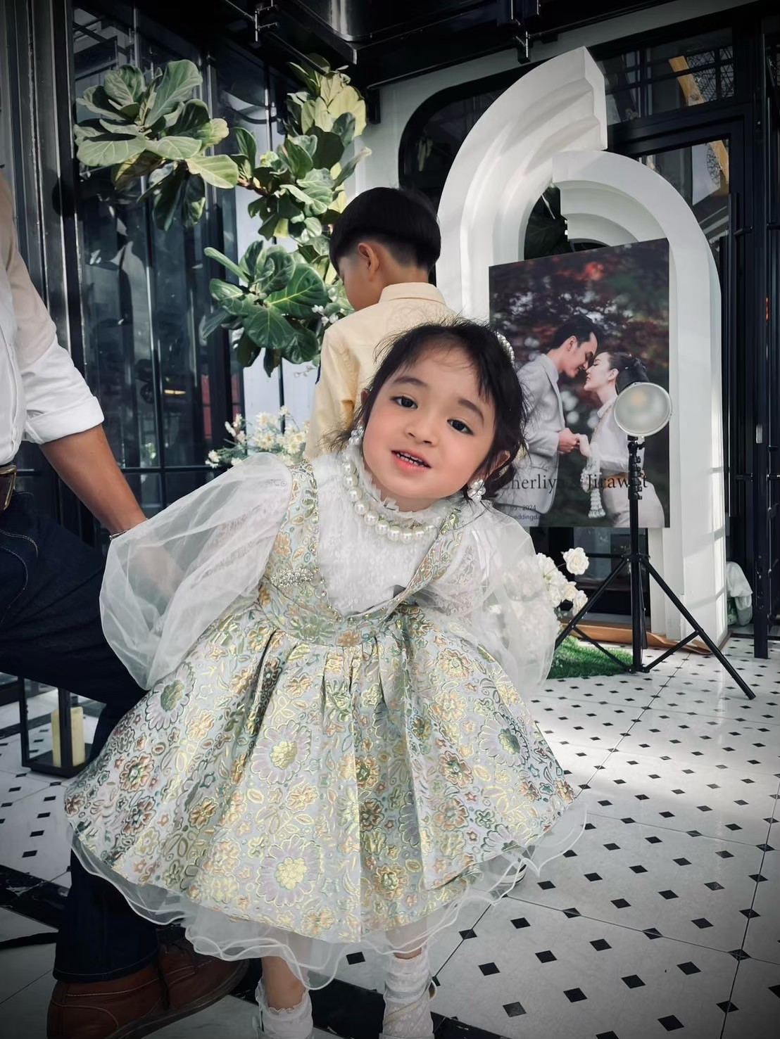 ชุดเจ้าหญิง(หน้าร้านอยู่รัชดา ลองได้ถ่ายรูปจากชุดจริง)W18331สีเขียวทอง แขนยาวซีทรู สวยหวานงานหรู กระโปรงสั้น