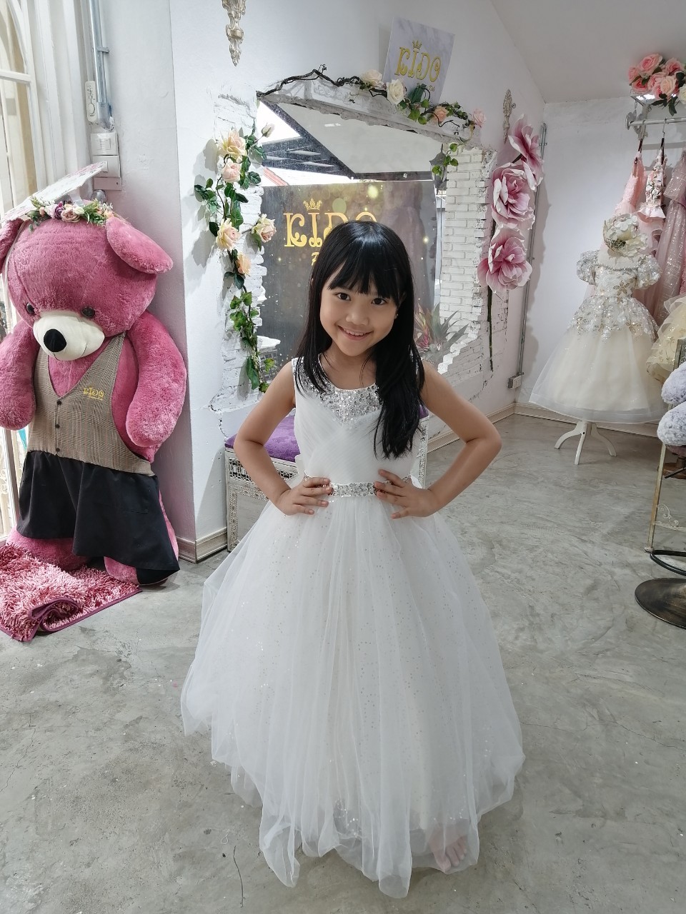 ssชุดราตรีเด็ก(หน้าร้านอยู่รัชดา ลองได้ถ่ายรูปจากชุดจริง)A214สีทอง สีขาว สีชมพู สีแดง สีน้ำเงิน สีฟ้าอกแต่งจีบไหว้เอวปัดเกล็ด กระโปรงยาวสุดหรูหราไฮโซมากๆเลย เดรสออกงานเด็ก