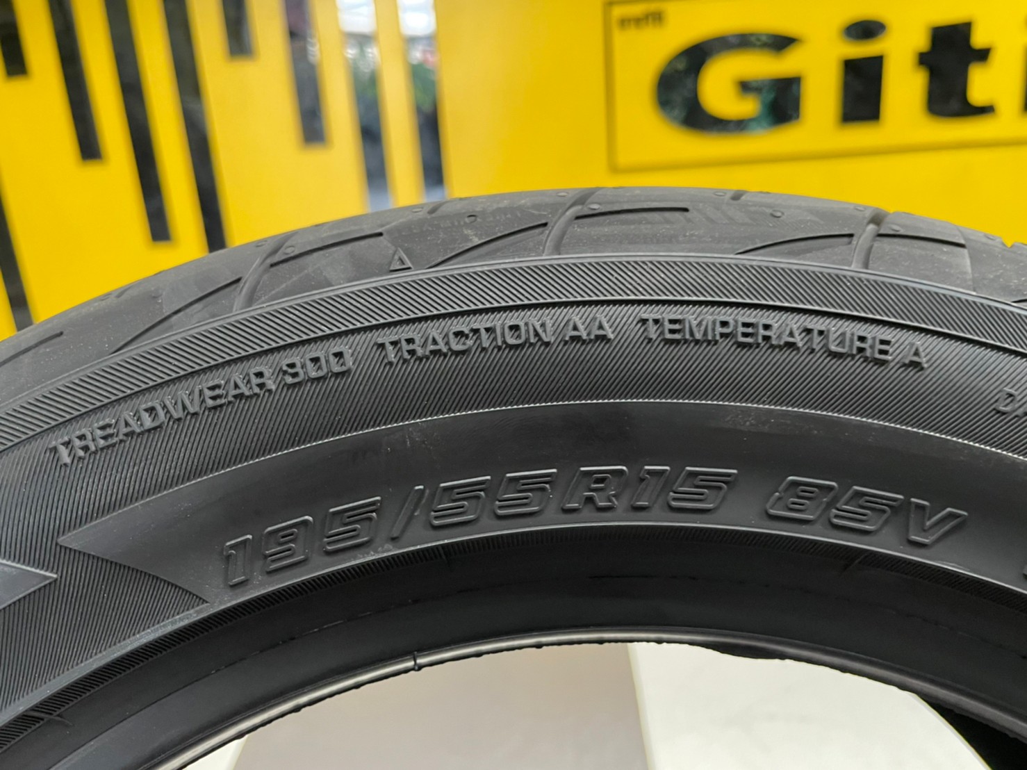 YOKOHAMA ADVAN FLEVA V701 195/55R15 ยางใหม่ปี2022