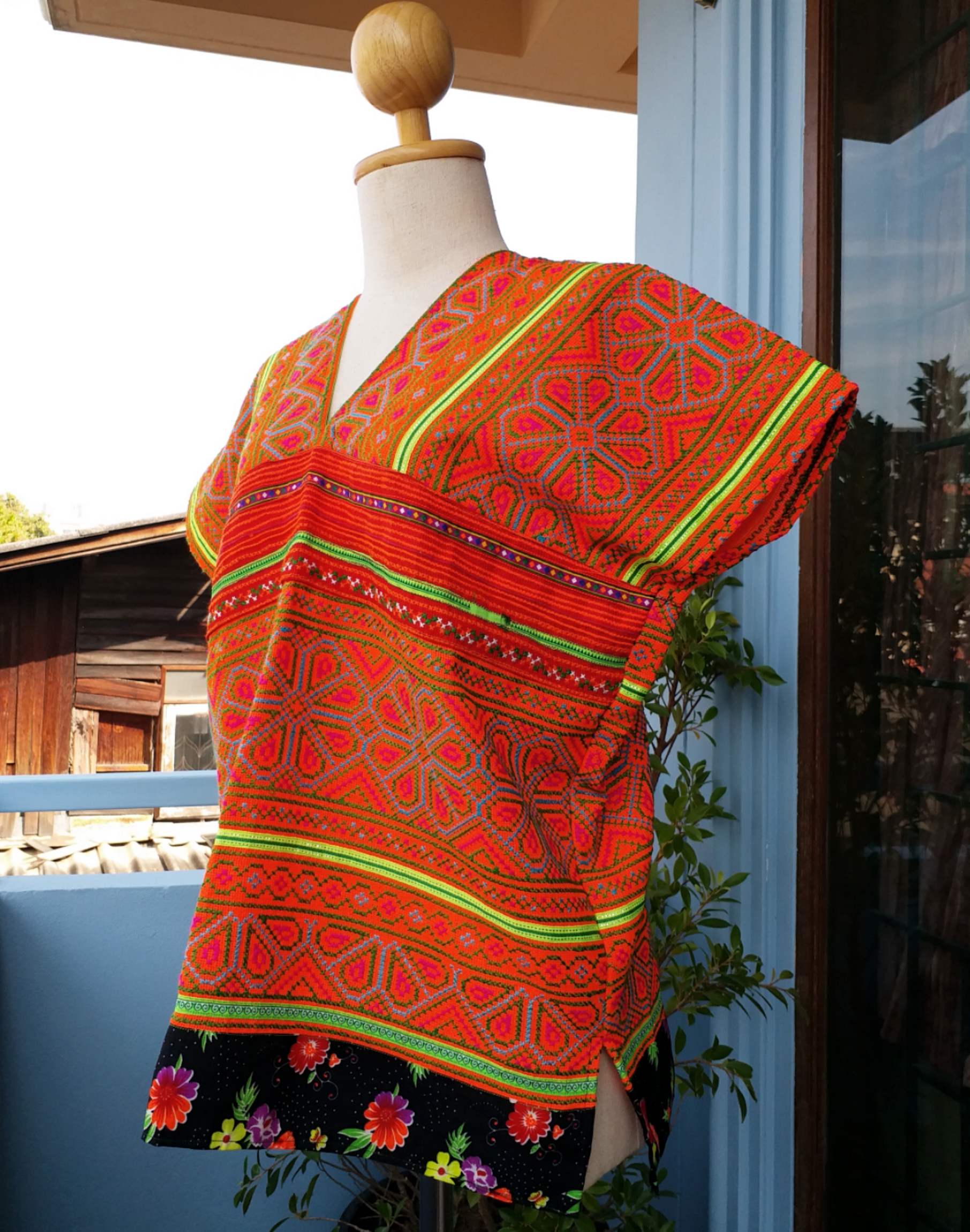 เสื้อ ปักมือ ลายดอกไม้ โทนชมพู-ส้ม