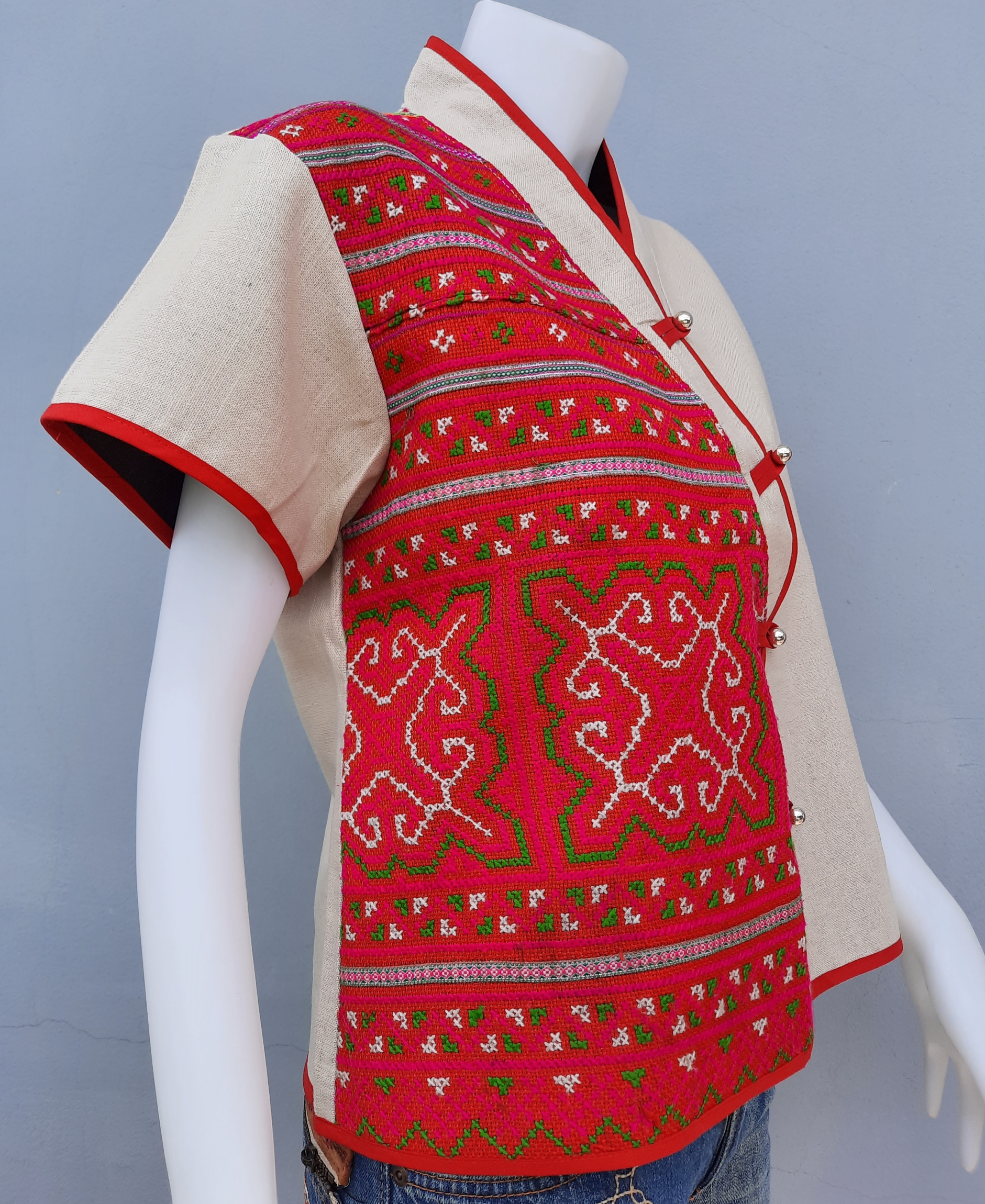 เสื้อกัญชงสีครีม แต่งผ้าปักโทนชมพูเข้ม