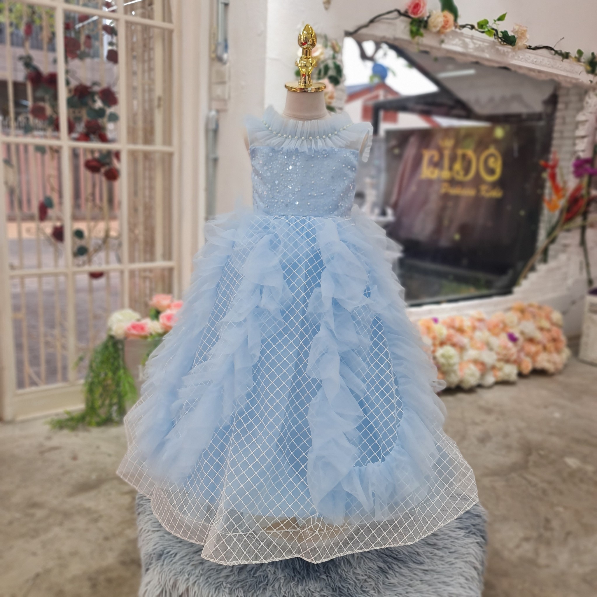 ชุดราตรีเด็ก(หน้าร้านอยู่รัชดา ลองได้ถ่ายรูปจากชุดจริง)W18779สีฟ้า ตัวเสื้อประดับด้วยกลิตเตอร์และมุก กระโปรงยาวฟู น่ารัก