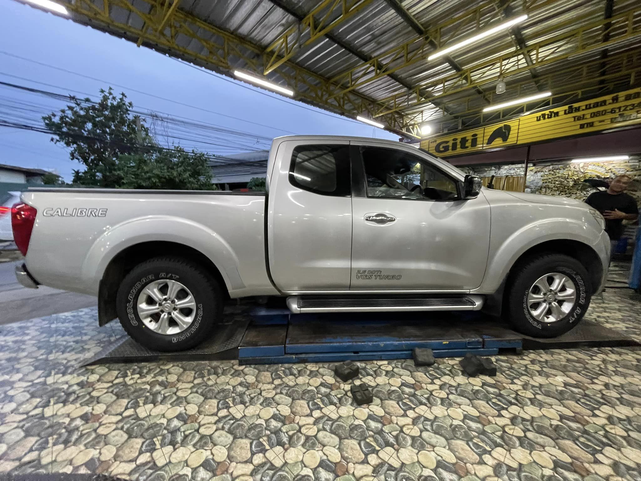 🚘#Nissan_Navara🚘 🛞ยางใหม่ YOKOHAMA GEOLANDAR A/T G015 265/70R16 ยางใหม่ปี2024 ยางตัวหนังสือสีขาว
