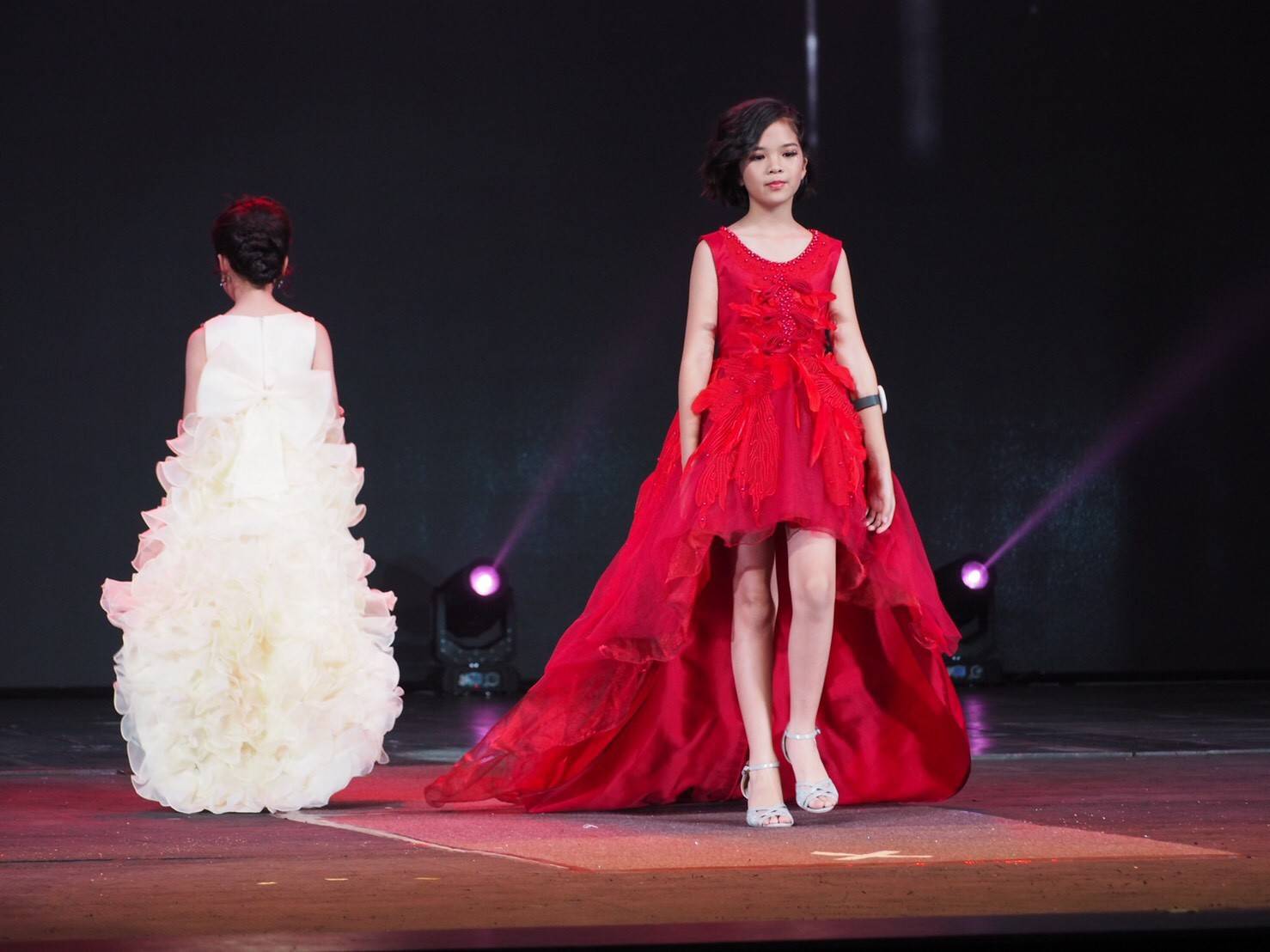 เช่าชุดเด็ก*มีหน้าร้านอยู่รัชดา ลองได้ เปลี่ยนได้ ถ่ายรูปเองจากสินค้าจริง*W17017 ชุดราตรีเด็กสีแดงสุดแรงด้านหลังเว้าลึกสุดใจ ชุดกระโปรงหน้าสั้นหลังยาว