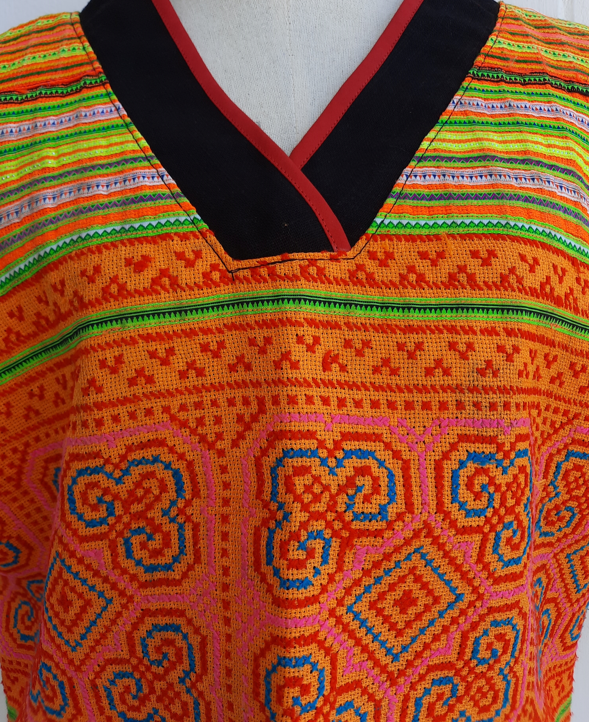 เสื้อคอวีผ้าชาวเขา สีส้มอ่อน ลายสวย