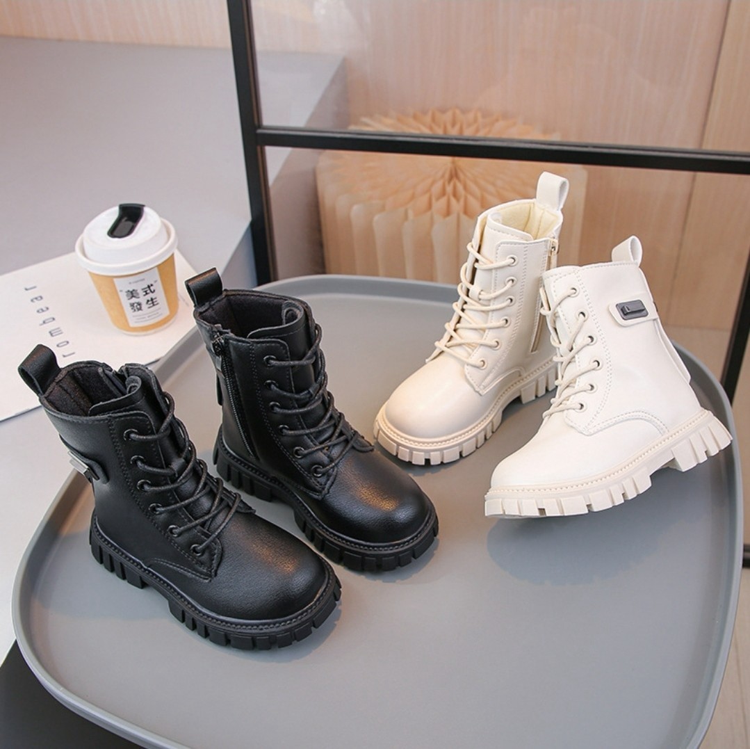 บูทเด็ก(หน้าร้านอยู่รัชดา ลองได้)H166 สีขาว ด้านหน้าร้อยเชือกข้อสั้น แบบเท่ๆ