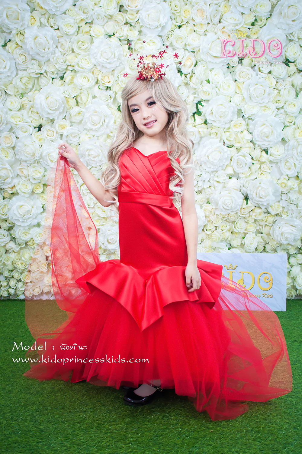 เช่าชุดเด็ก*มีหน้าร้านอยู่รัชดา ลองได้ เปลี่ยนได้ ถ่ายรูปเองจากสินค้าจริง*W18216 ชุดราตรีเด็กเดินแบบสีแดง ตัวเสื้อเก๋ด้วยการเย็บจับจับเกล็ด ทรงหางปลาเสริมความหรูชายกระโปรงด้วยผ้าโปร่งอัดพรีสหน้ายาวเสมอพื้นหลังยางลากดิน หน้าสั้นหลังยาว