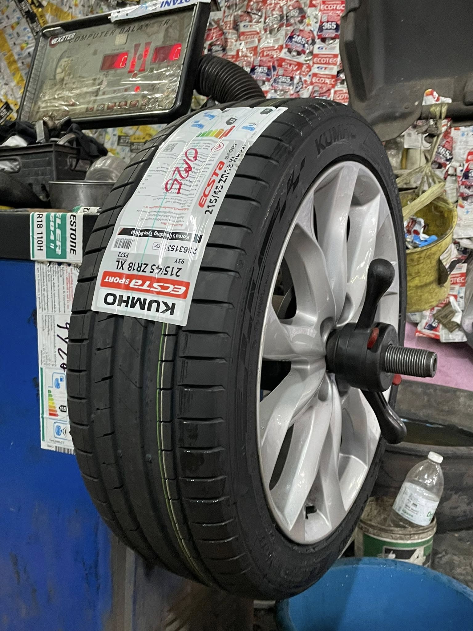 🛞 #MAZDA_3 🚘เปลี่ยนยาง 🛞🐘#KUMHO_PS72_215/45R18 #บริการตั้งศูนย์ล้อ🛞
