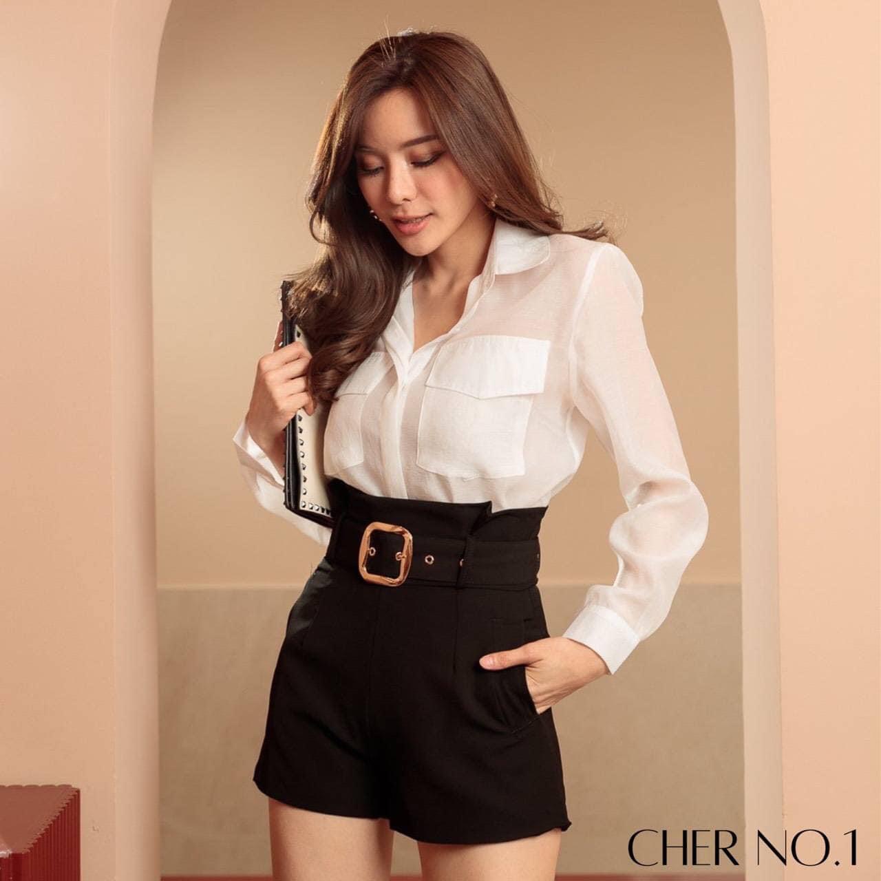 กางเกงขาสั้นเอวสูงปรี๊ด มาพร้อมเข็มขัดทองสวยแพง ปังๆ