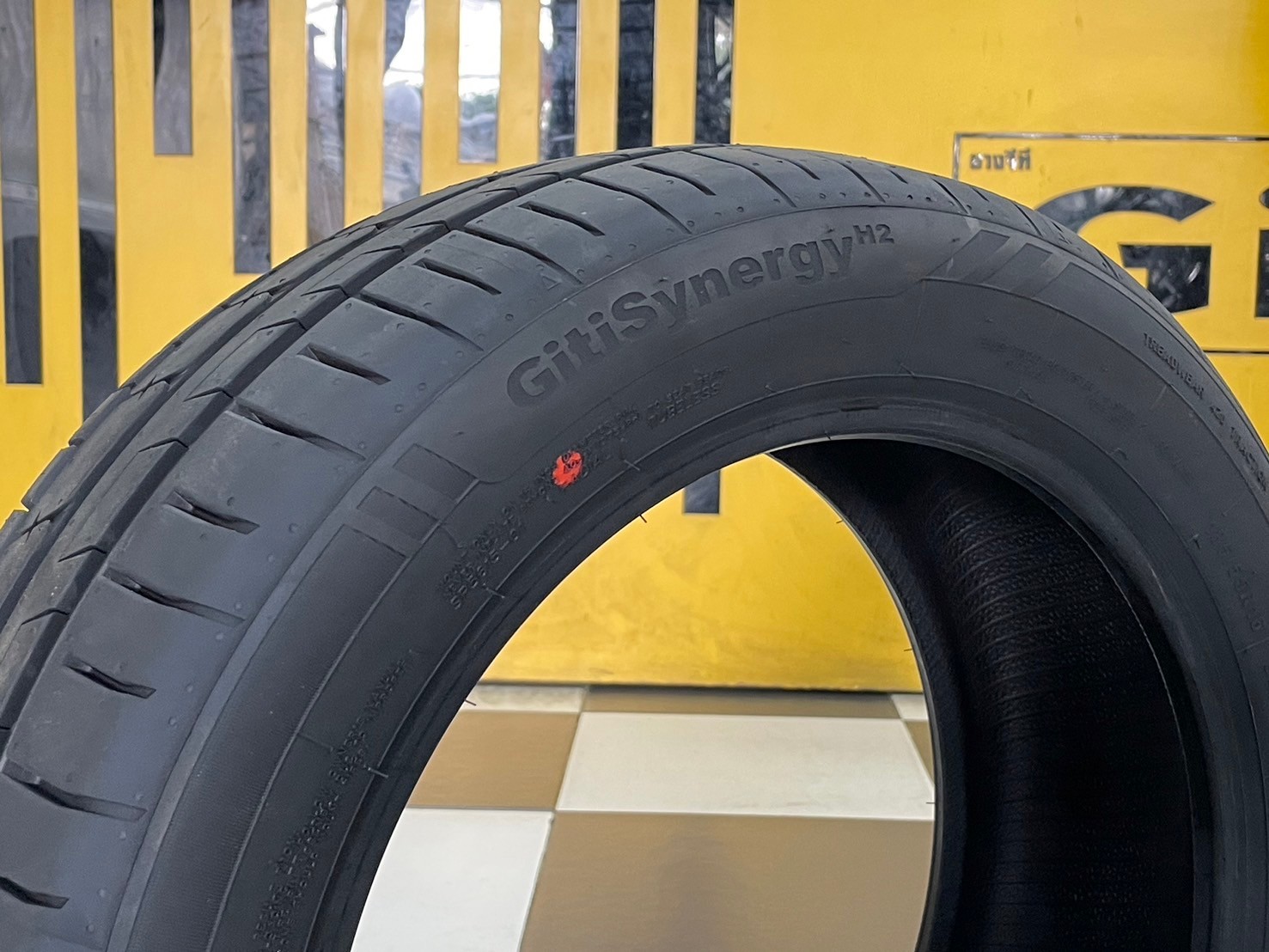 Giti Synergy H2 ขนาด 185/55R16 เป็นยางกลุ่ม Comfort & Silence ที่ออกแบบมาเพื่อรถยนต์ขนาดกลางและเล็ก