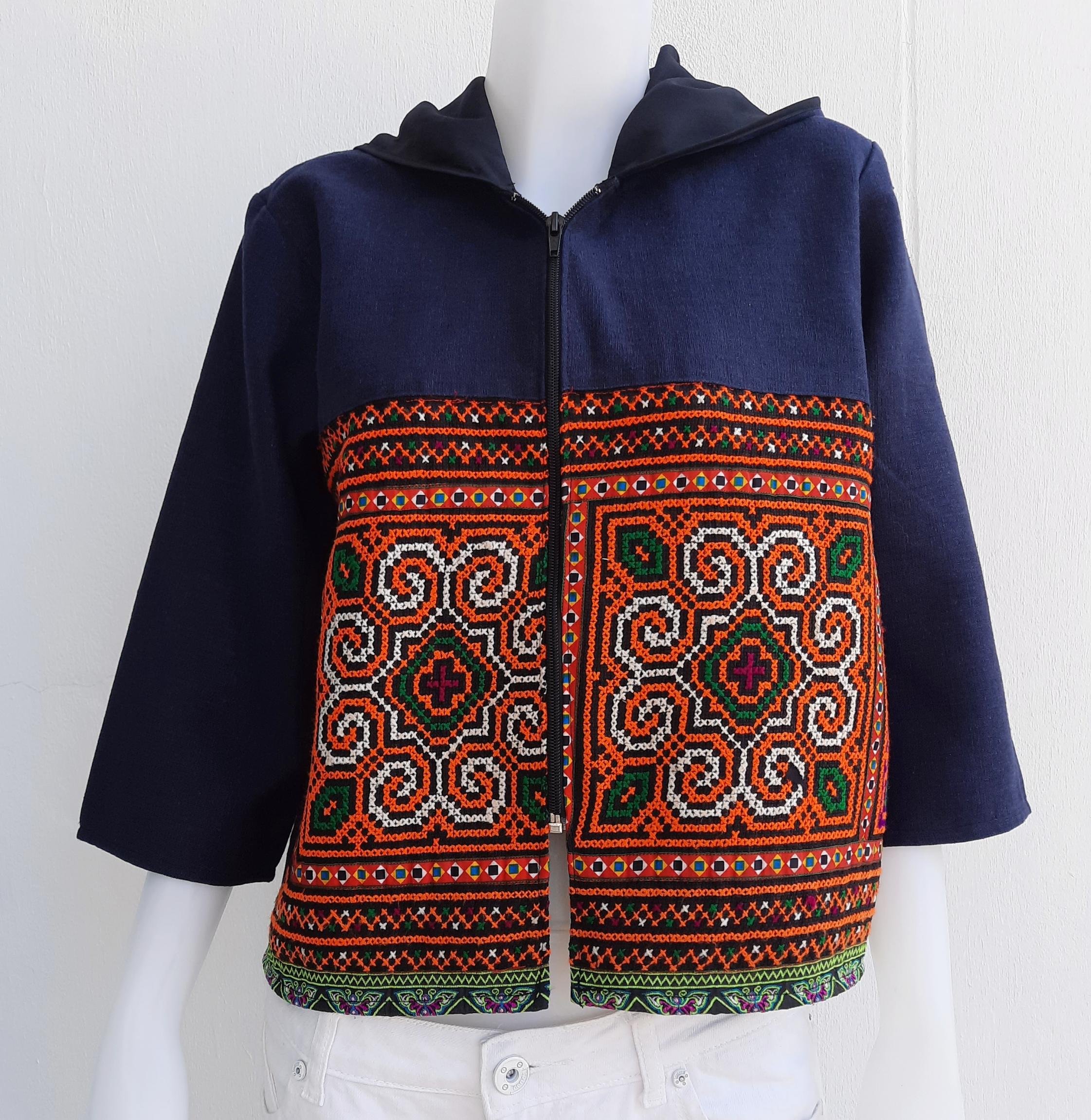 เสื้อฮู้ดผ้าใยกัญชงสีกรม แต่งผ้าปักมือชาวเขา