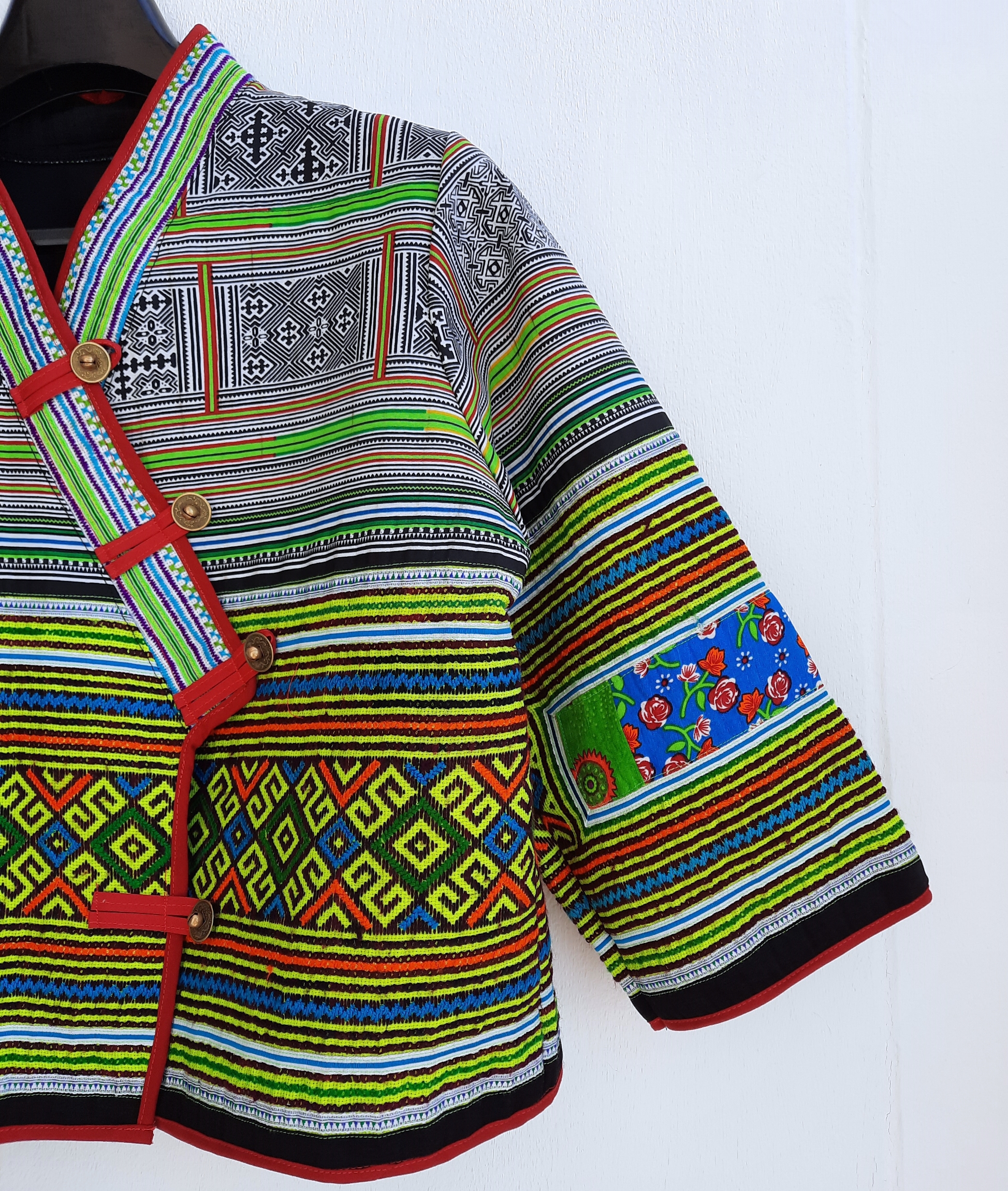 เสื้อแขนยาวป้ายหน้า ลายสวยแปลก