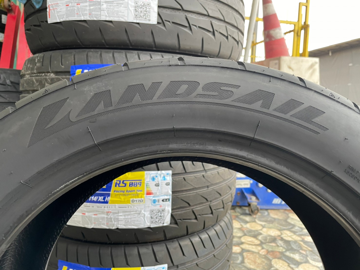 ยางสปอร์ตลายซิ่ง คุณภาพดี Lansail RS009 235/50R18