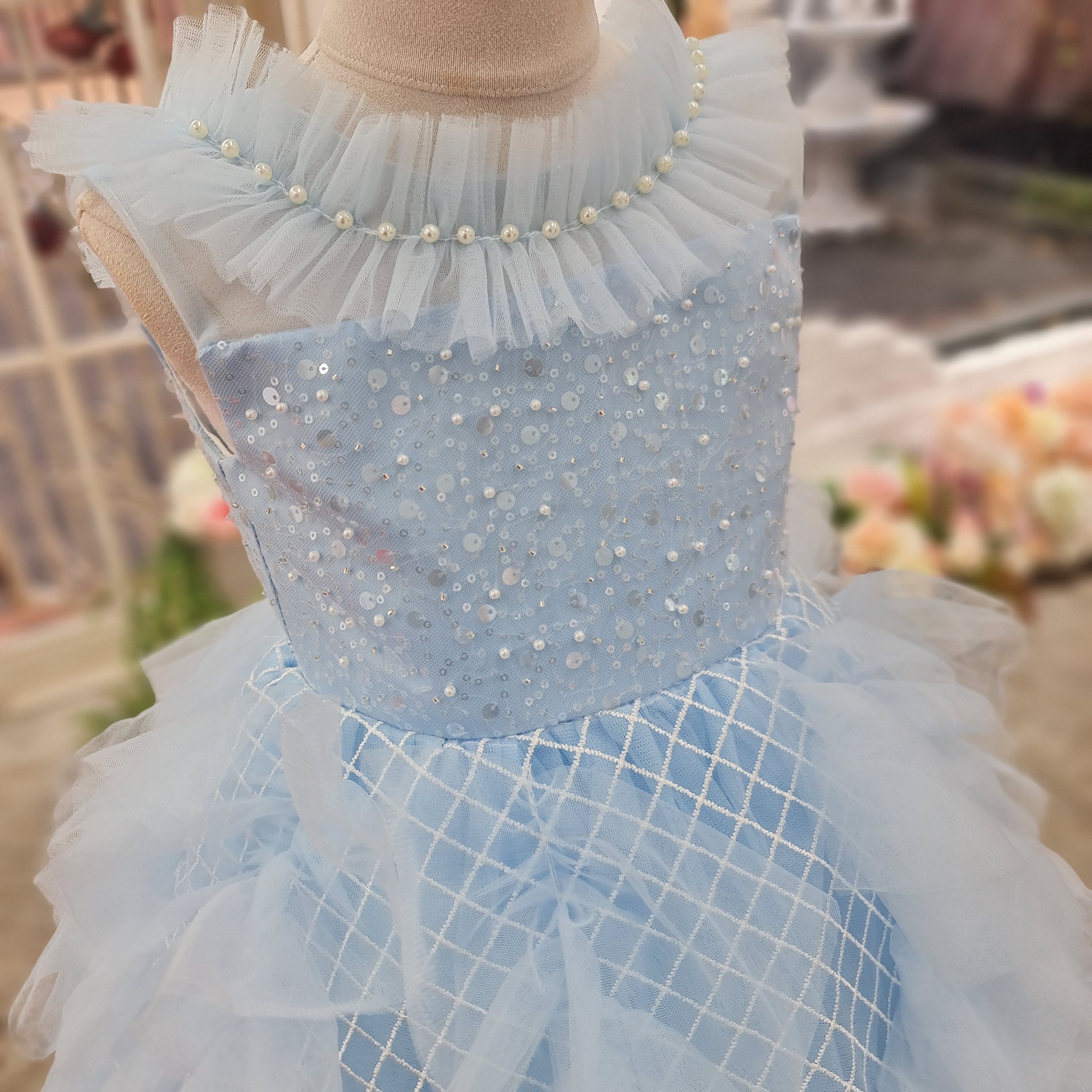 ชุดราตรีเด็ก(หน้าร้านอยู่รัชดา ลองได้ถ่ายรูปจากชุดจริง)W18779สีฟ้า ตัวเสื้อประดับด้วยกลิตเตอร์และมุก กระโปรงยาวฟู น่ารัก