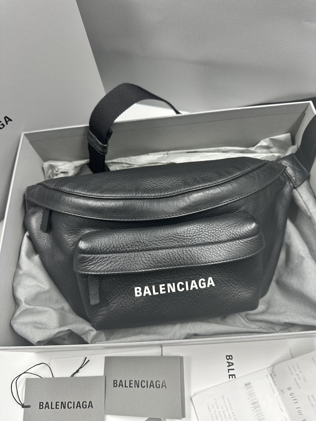 กระเป๋าคาดอBalenciaga beltpack men’s everyday beltpack in black