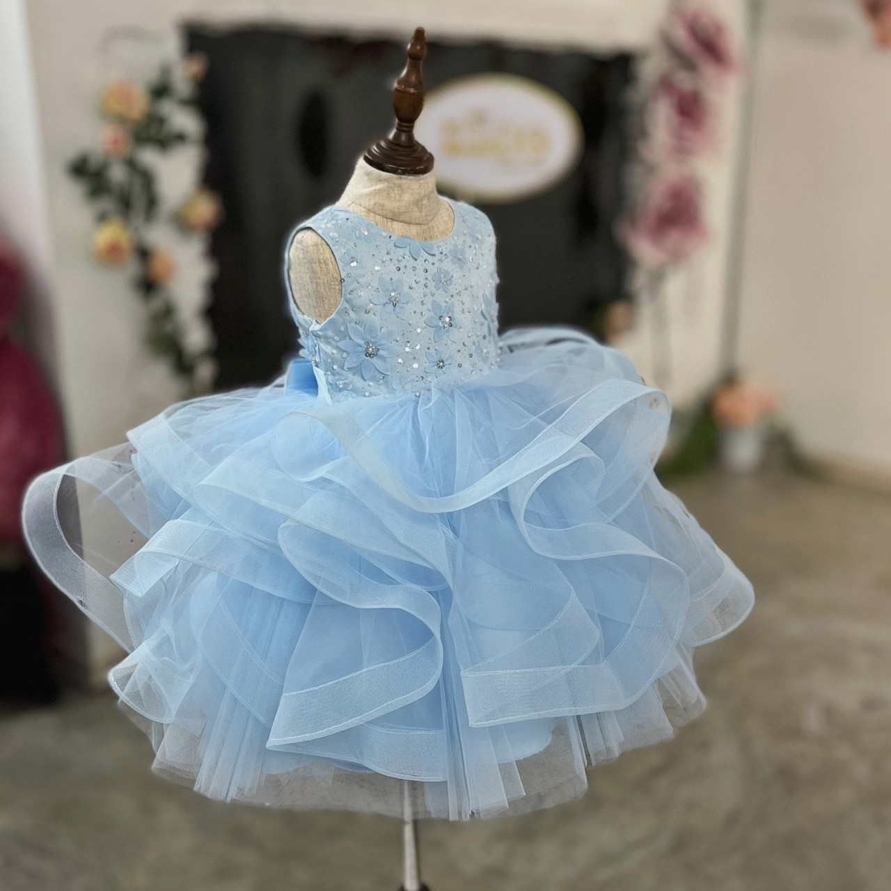 ชุดราตรีเด็ก(หน้าร้านอยู่รัชดา ลองได้ถ่ายรูปจากชุดจริง)A218สีชมพูเข้ม กระโปรงสั้นชั้นพอง อกปักดอกไม้สวยหวาน น่ารัก