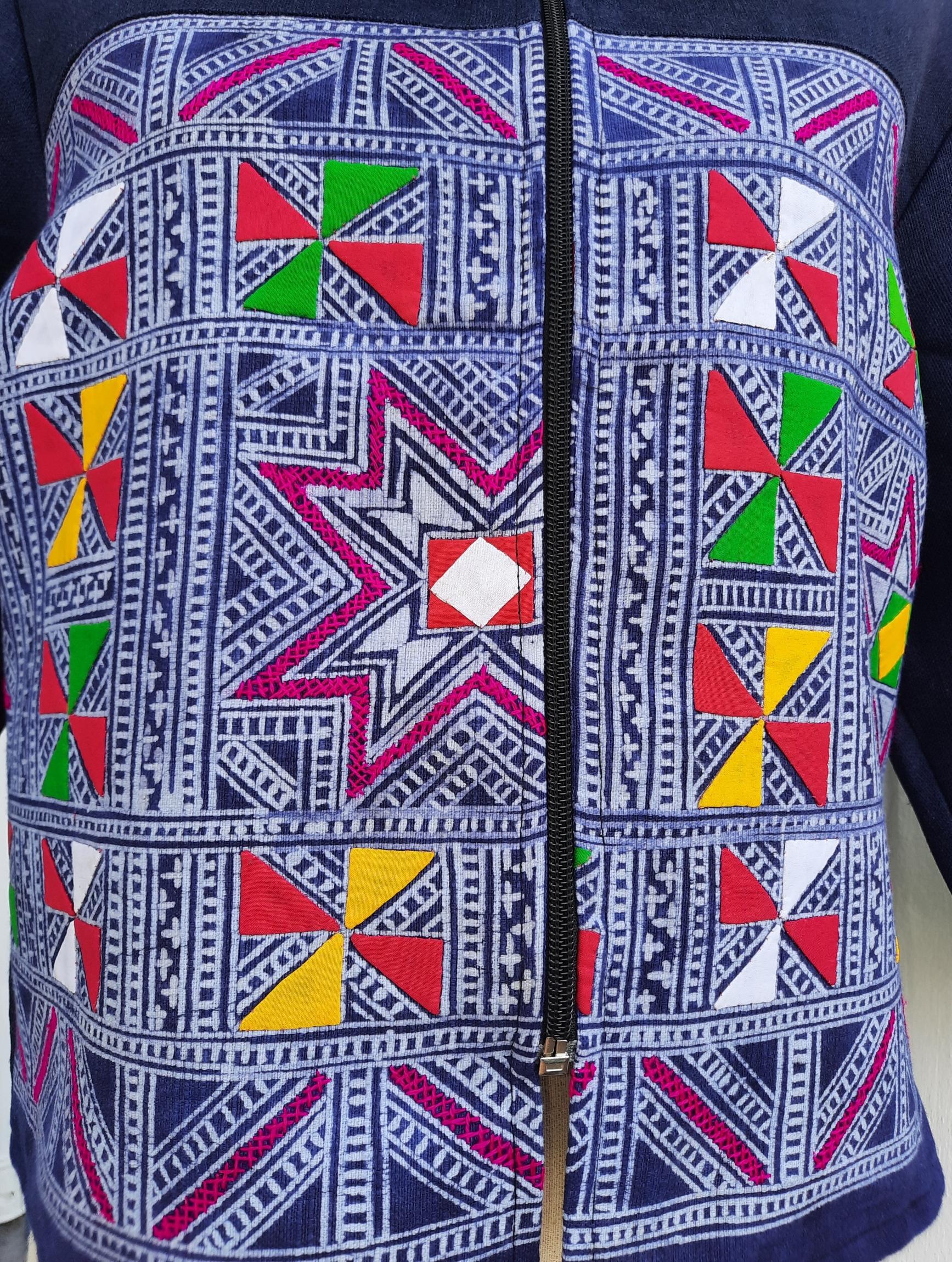 เสื้อฮู้ดใยกัญชงสีกรมแต่งผ้าชาวเขา งานจิกมือบนผ้าเขียนเทียน