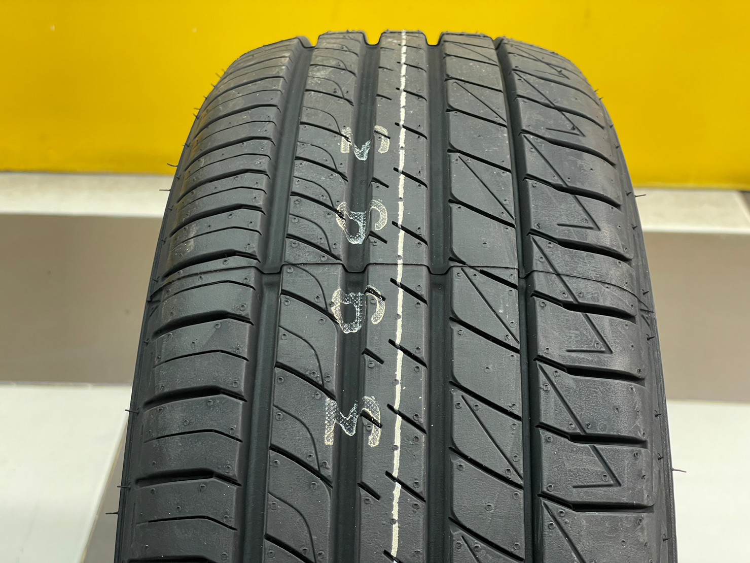 ยางใหม่ DUNLOP LM705 195/55R15 ยางดันลอป ยางไทย ปี2023 (4เส้น)