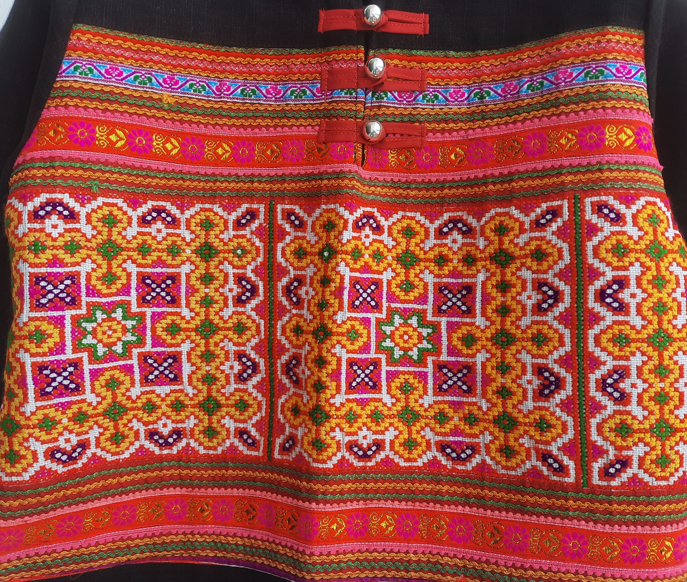 เสื้อสีดำผ้ากัญชง ลายปักสวย