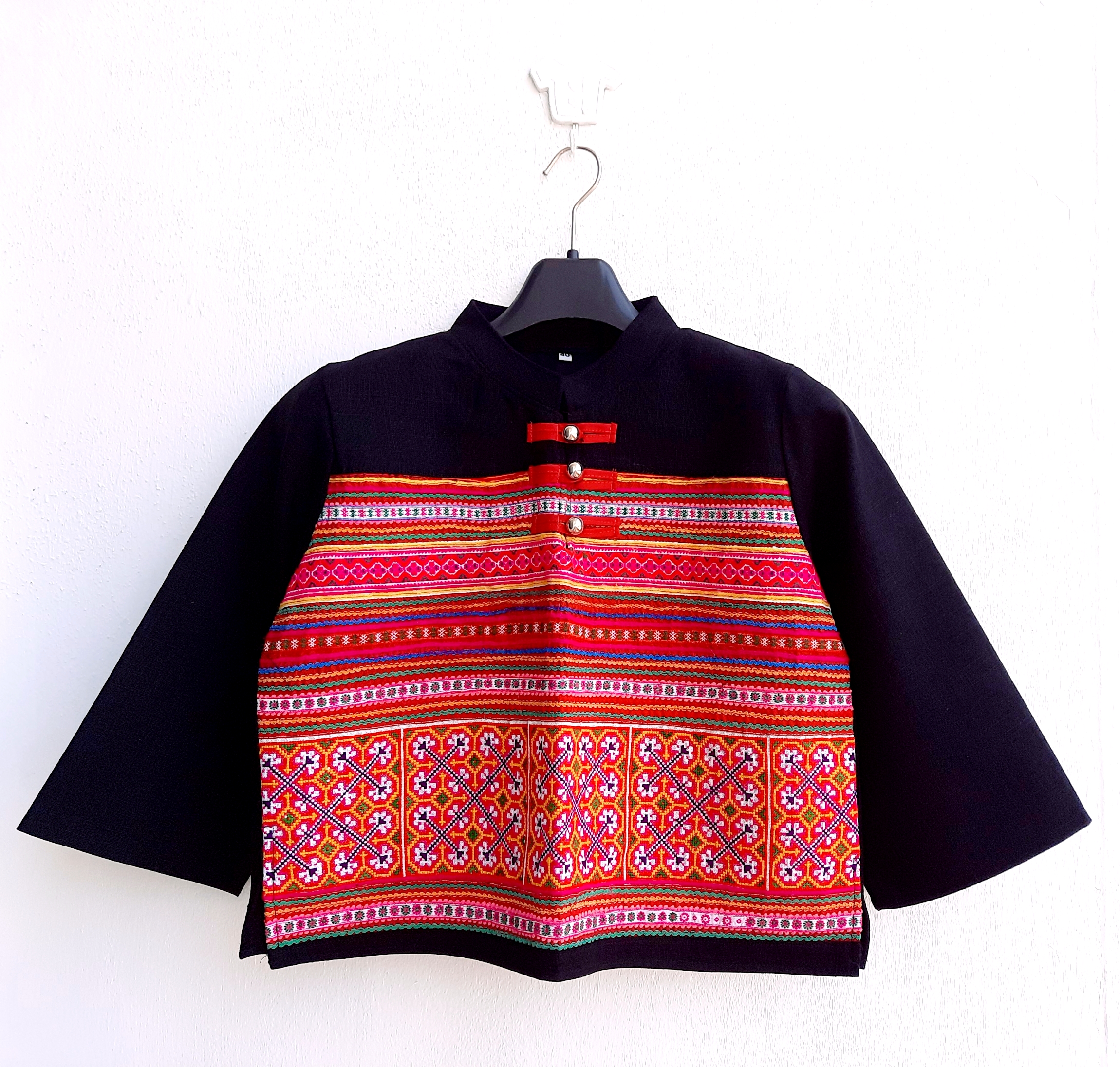 เสื้อผ้าใยกัญชงดำ แต่งผ้าปักชาวเขา