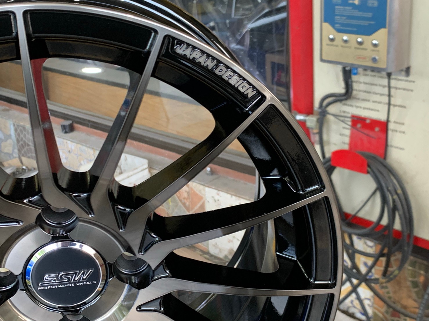 ล้อแม็กขอบ15 Model 355งานไทย SSW 4รู100 กว้าง7 ออฟ38 สีดำขอบหน้าชา