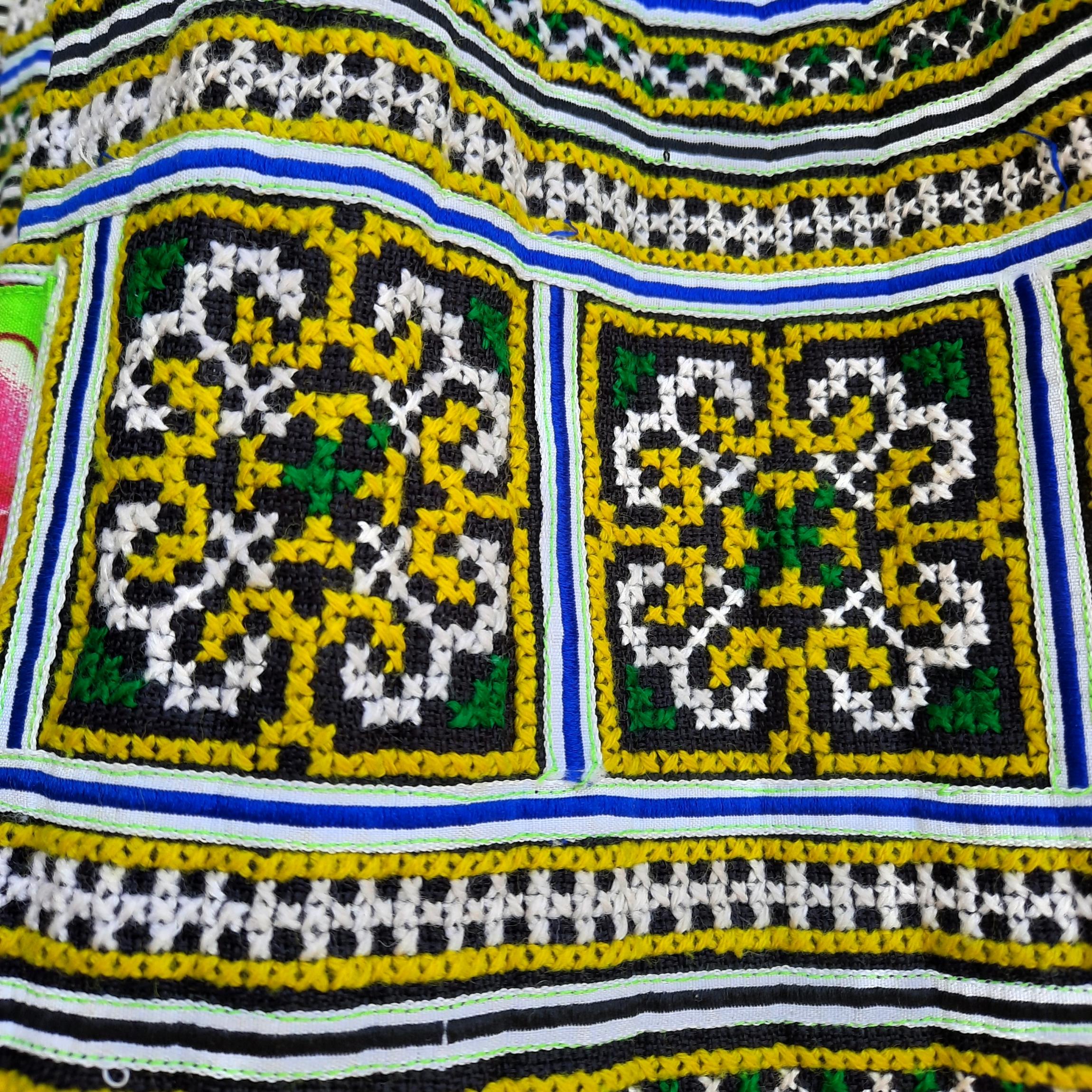 กระโปรงสั้นผ้าม้ง ปักมือ ดอกเหลือง