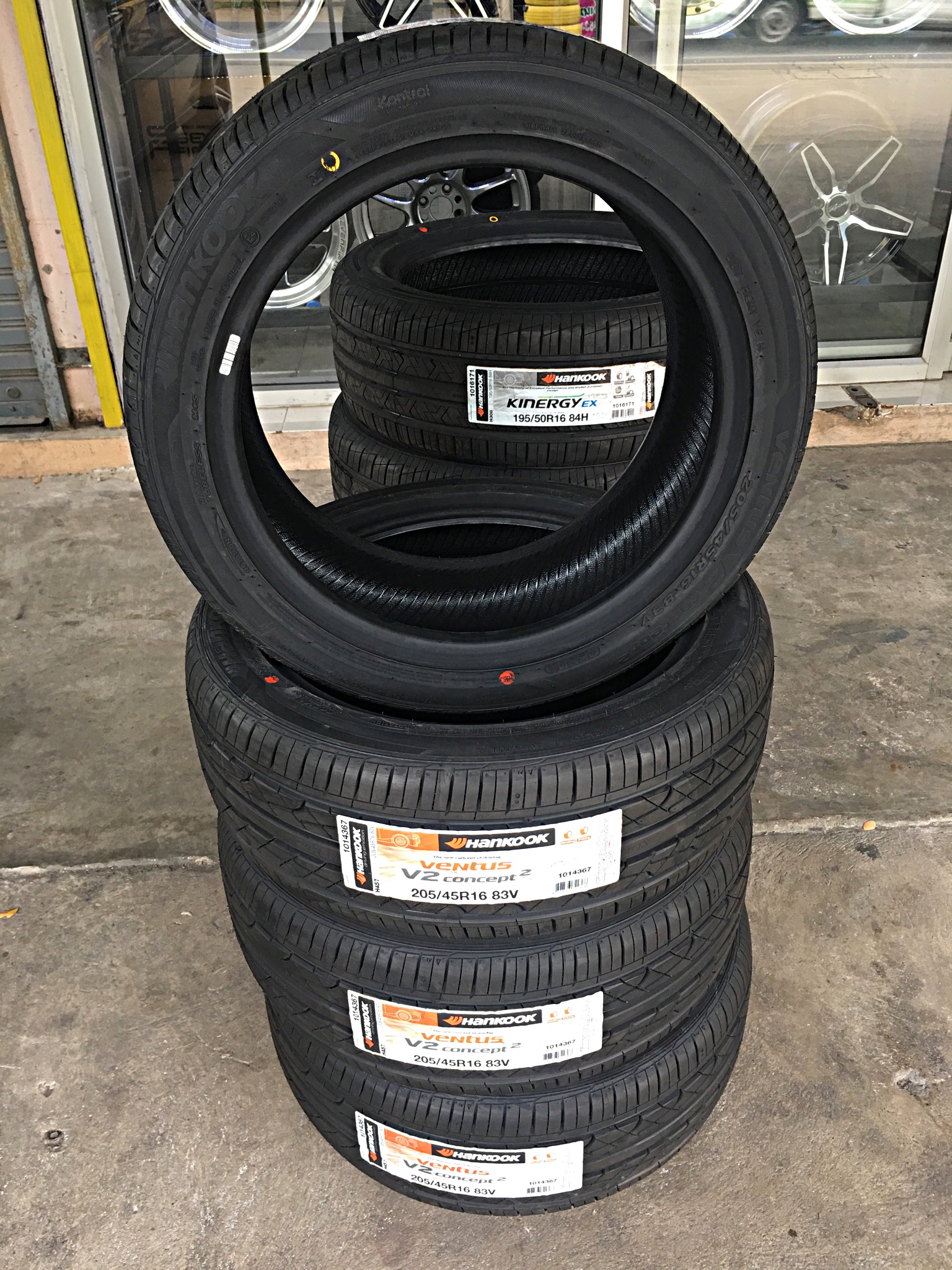 Hankook 205-45-R16 Ventus V12 Evo2 ยางปี17 ราคาเส้นละ 2,350 บาท ยางสัญชาติเกาหลี เกรดพรีเมียม ลายดอกเน้นนุ่มเงียบ และยึดเกาะถนนดีเยี่ยม ยางรับประกันถึง2ปี ต่างจังหวัดจัดส่งสินค้าฟรีทั่วประเทศ