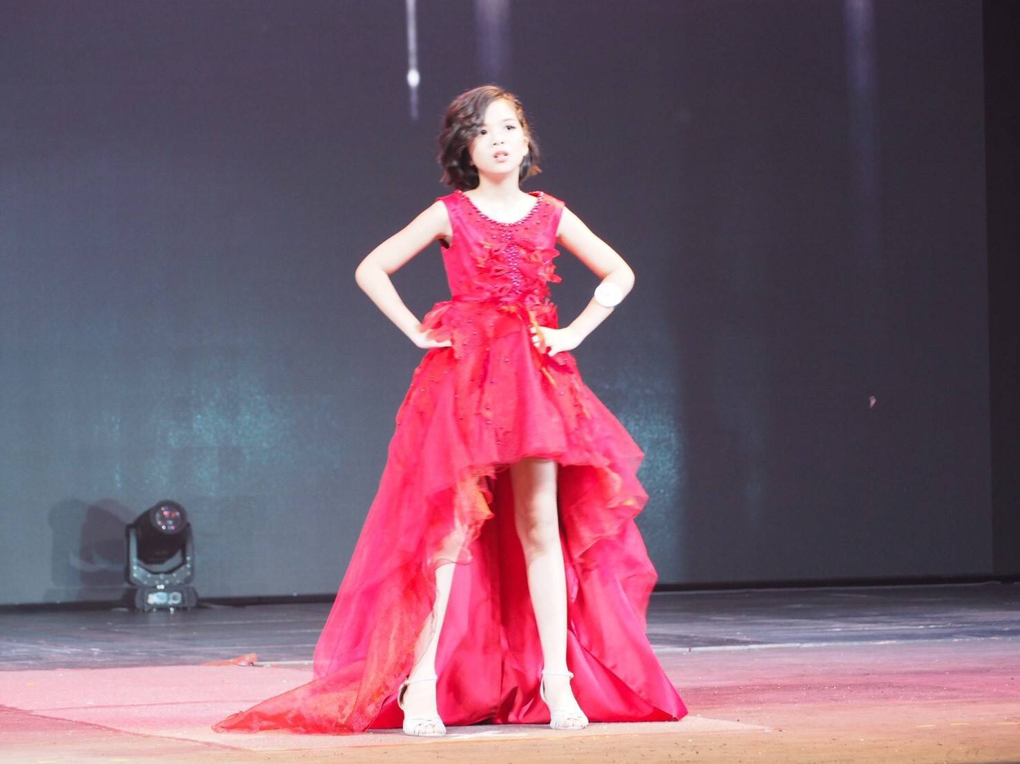 เช่าชุดเด็ก*มีหน้าร้านอยู่รัชดา ลองได้ เปลี่ยนได้ ถ่ายรูปเองจากสินค้าจริง*W17017 ชุดราตรีเด็กสีแดงสุดแรงด้านหลังเว้าลึกสุดใจ ชุดกระโปรงหน้าสั้นหลังยาว
