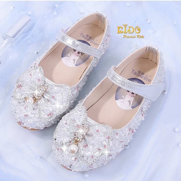 รองเท้าเด็ก(หน้าร้านอยู่รัชดา ลองได้)H066สีเงิน ติดเพชรสี ระยิบระยับ แต่งโบว์ห้อยมุก สวยๆน่ารัก สายเรียบ