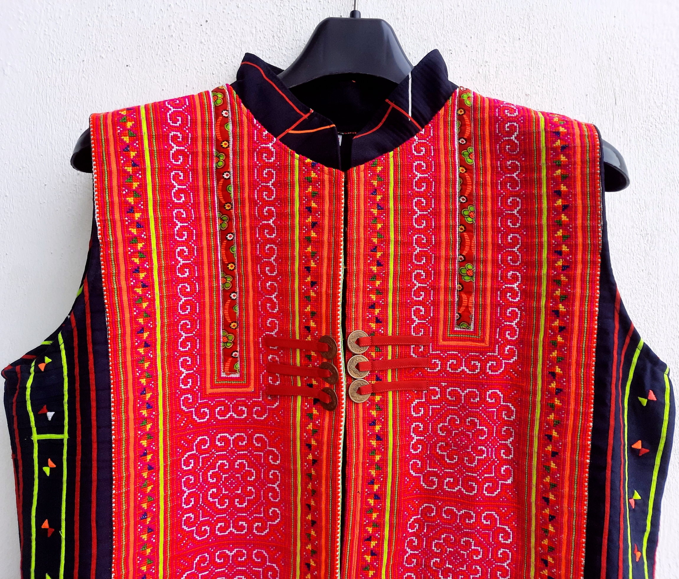 เสื้อคลุมแขนกุด ผ้าปักมือชาวเขาโทนชมพูเข้ม