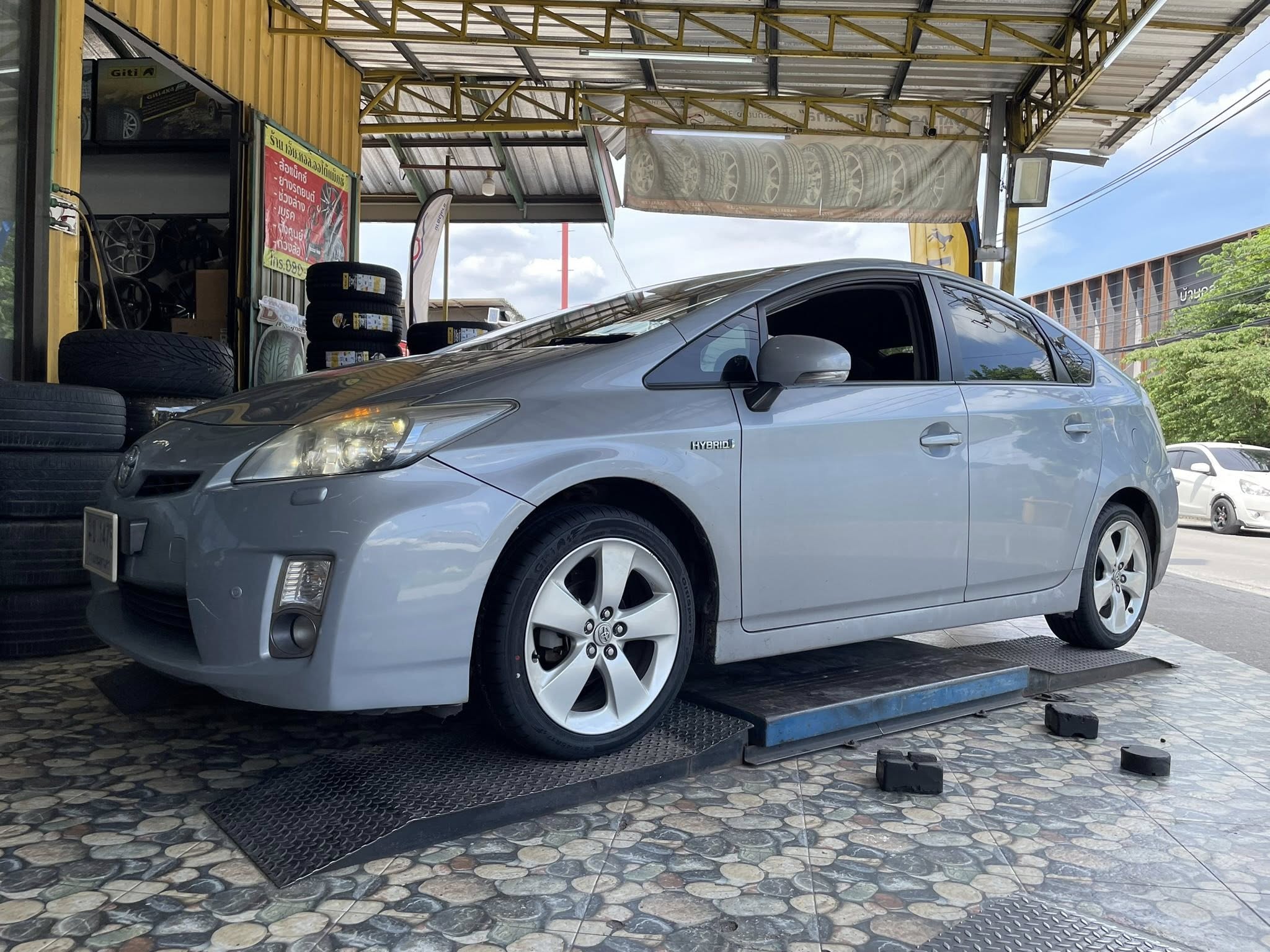TOYOTA_PRIUS 🚘เปลี่ยนยาง 🛞🐘#GITI_SportS2_215/45R17