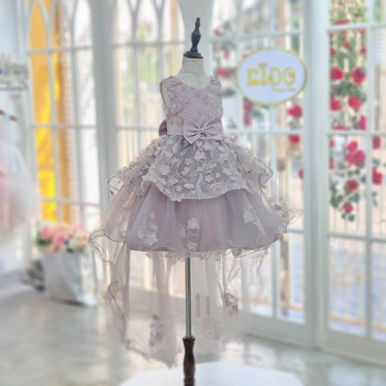 ชุดราตรีเด็ก(หน้าร้านอยู่รัชดา ลองได้ถ่ายรูปจากชุดจริง)E041 สีม่วงหม่น อมสีเทา ตกแต่งด้วยดอกไม้ทั้งตัว กระโปรงหน้าสั้นหลังยาว