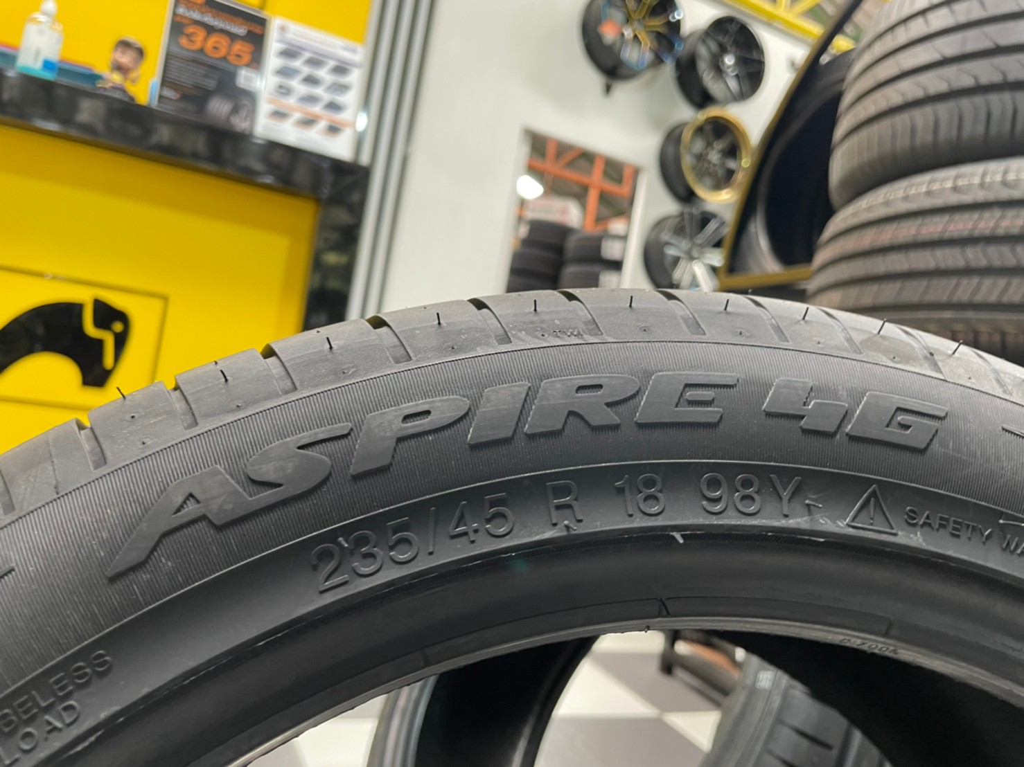 Apollo 235-45R18 Aspire4G ยางใหม่ปี2021 ยางสปอร์ตคุณภาพดี พร้อมติดตั้งฟรี