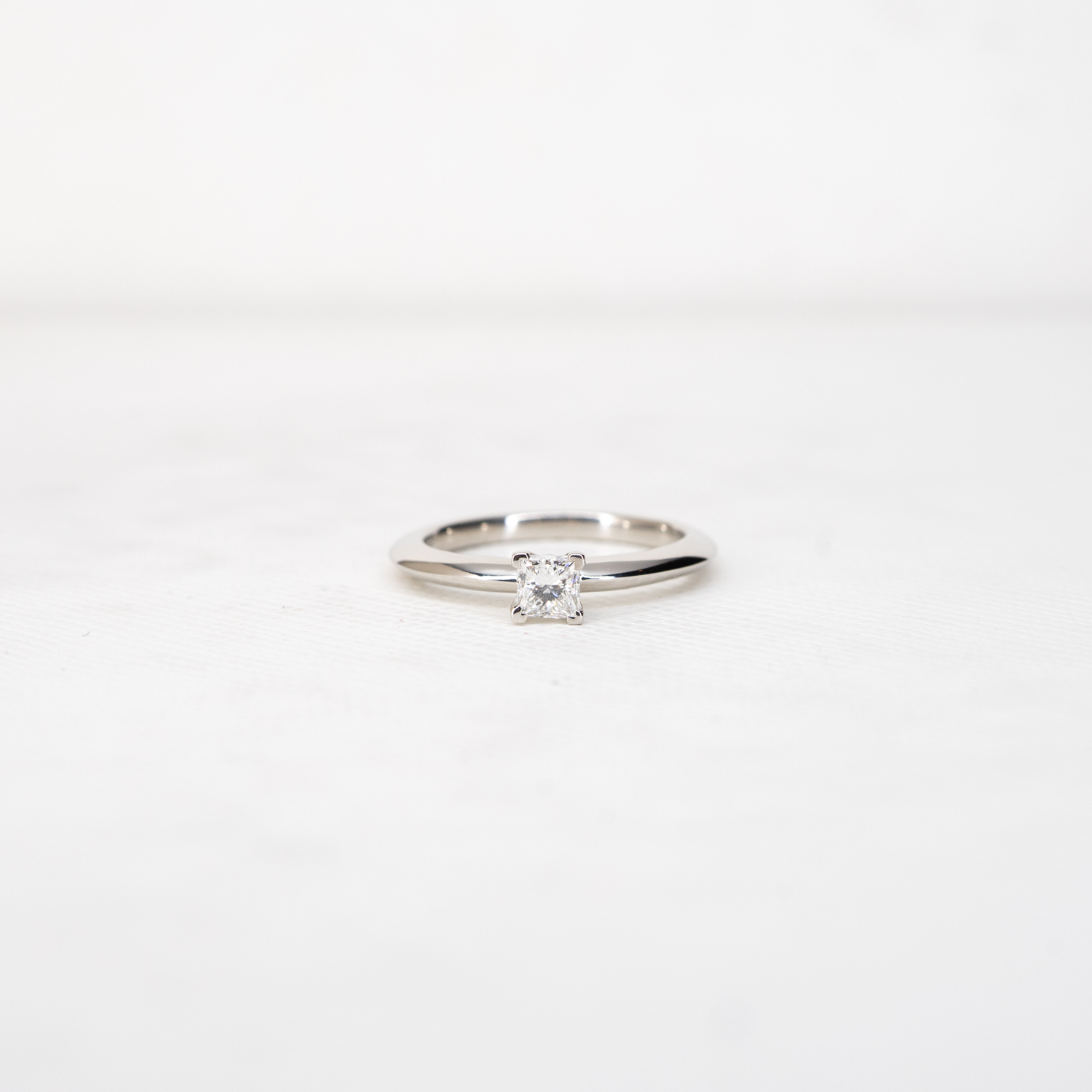 แหวน Tiffany & Co. The Tiffany Setting Princess Cut diamond Platinum 950 with 0.21carat F VS1 Diamond ไซส์46# +กล่องและCertificate (Used)