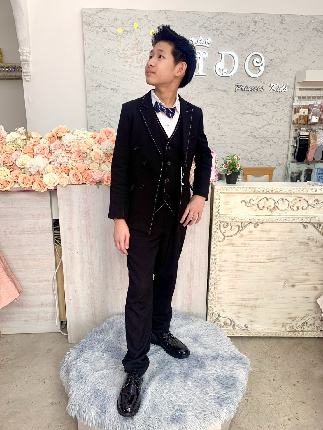 สูทเด็กผู้ชาย(หน้าร้านอยู่รัชดา ลองได้ถ่ายรูปจากชุดจริง)S185 สีดำ เซ็ตสูท6ชิ้น สูท เชิ้ต กั๊ก กางเกง หูกระต่าย เข็มกลัด