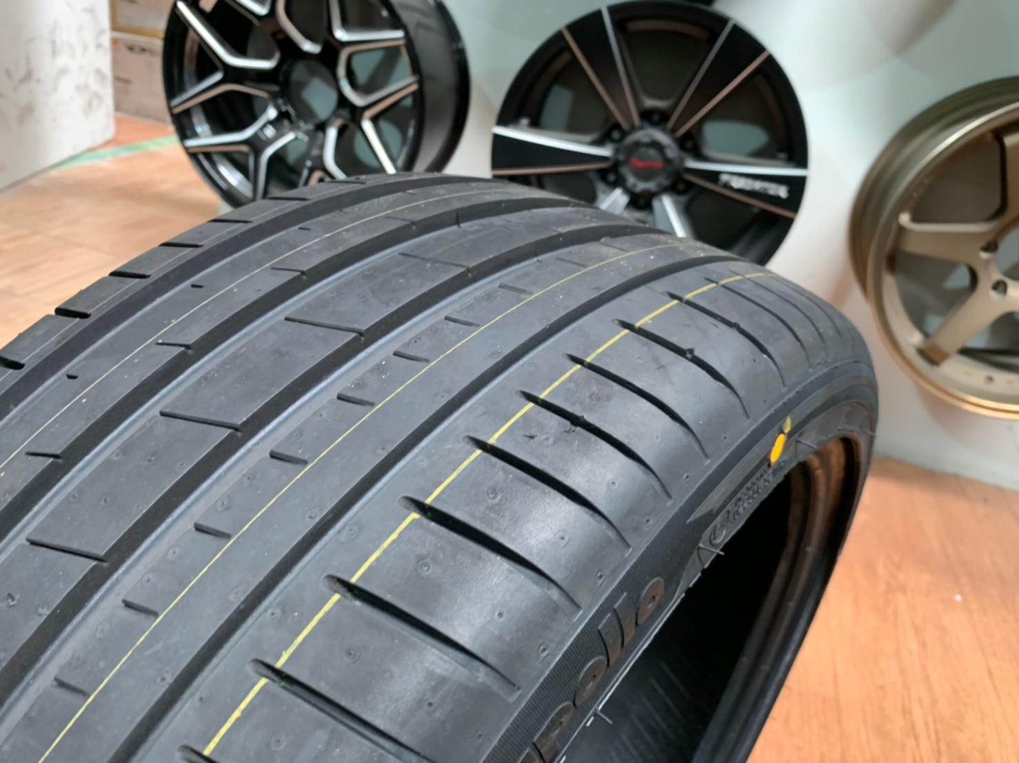 Apollo 235/35R19 Aspire4G ยางใหม่ปี2020