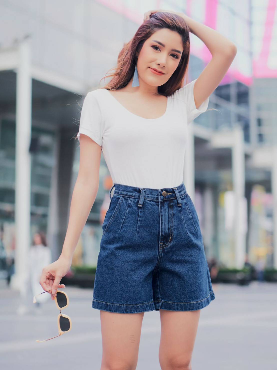 กางเกงยีนส์ขาสั้นเอวสูง แต่จีบหน้าให้ดูมีเอว สวยมาก ขากว้างใส่สบาย เก็บพุงอย่างเนียน สาว ๆ ใส่แล้วทรงสวย น่ารัก