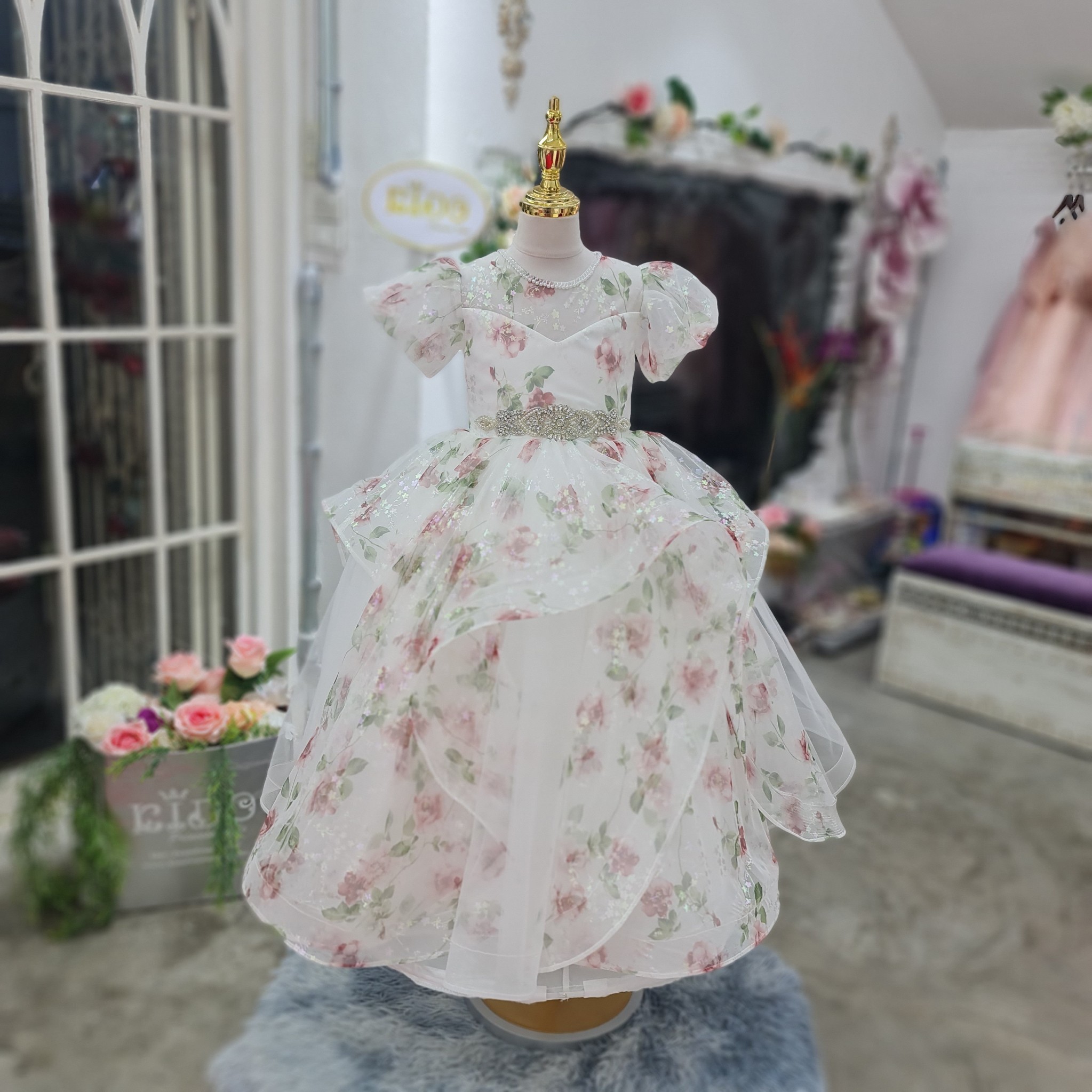 ชุดราตรีเด็ก(หน้าร้านอยู่รัชดา ลองได้ถ่ายรูปจากชุดจริง)W18769 สีขาว พิมพ์ลายดอกไม้ กระโปรงยาวหยักแขนตุ๊กตา น่ารัก