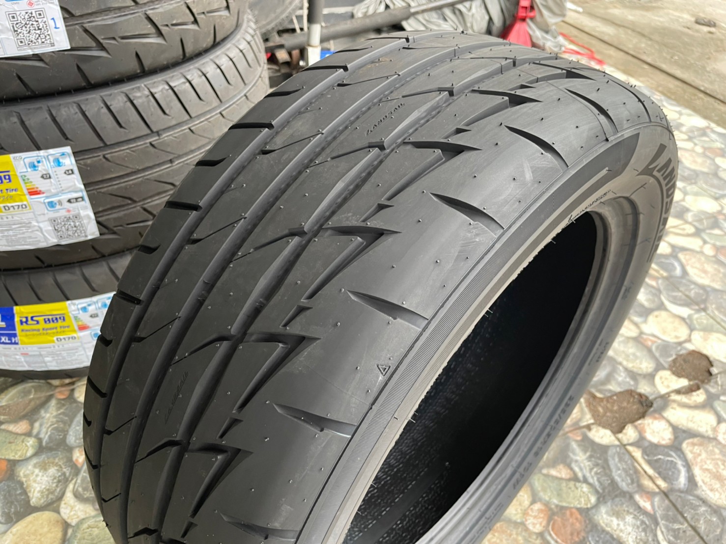 ยางสปอร์ตลายซิ่ง คุณภาพดี Lansail RS009 235/50R18