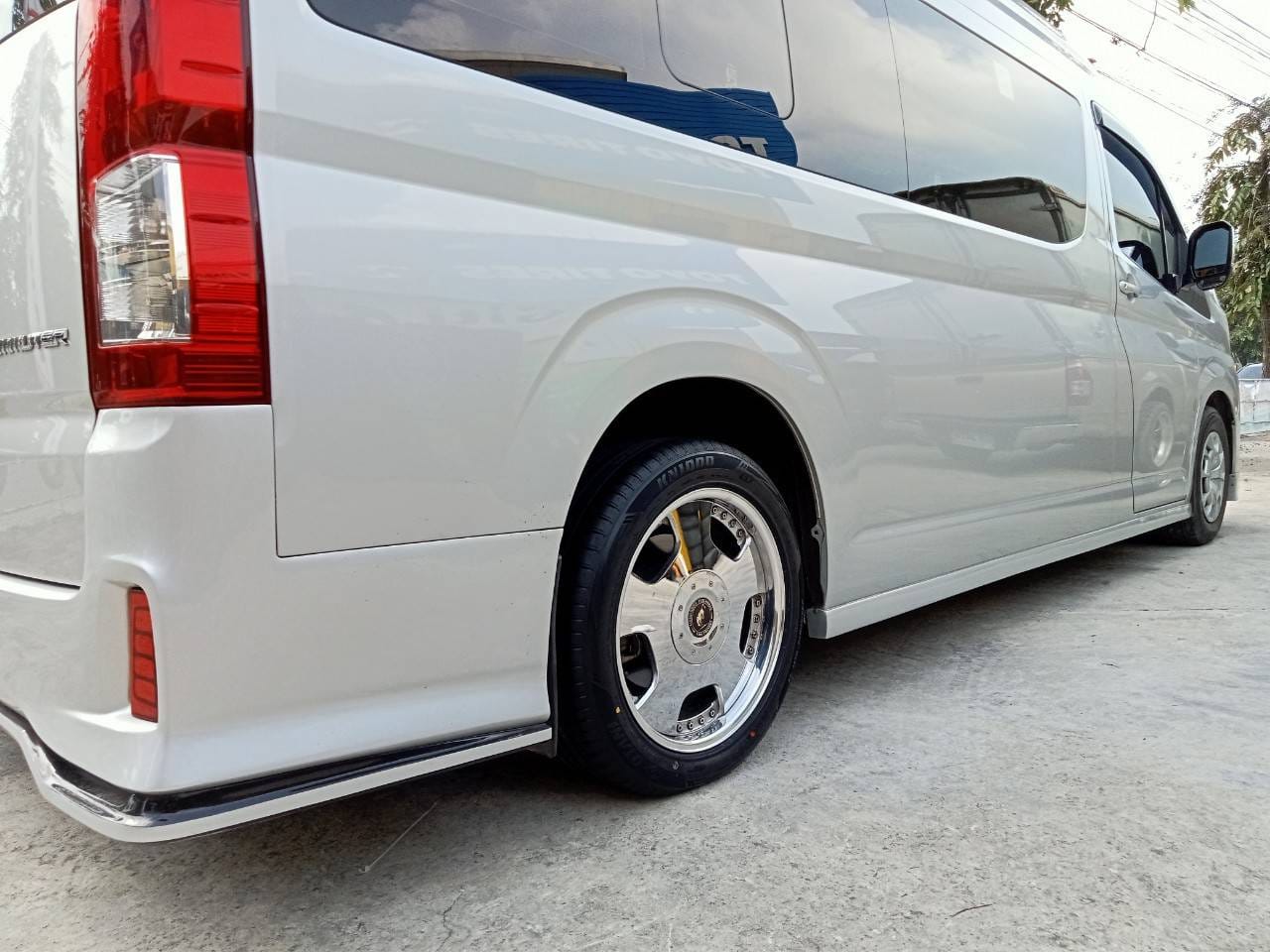 🚘 #TOYOTA_COMMUTER เปลี่ยนยาง #ยางเทคโนโลยีโฟมซับเสียงซับเสียงนุ่มเงียบ 🛞 ￼#OTANI #KN1000 235/50R19