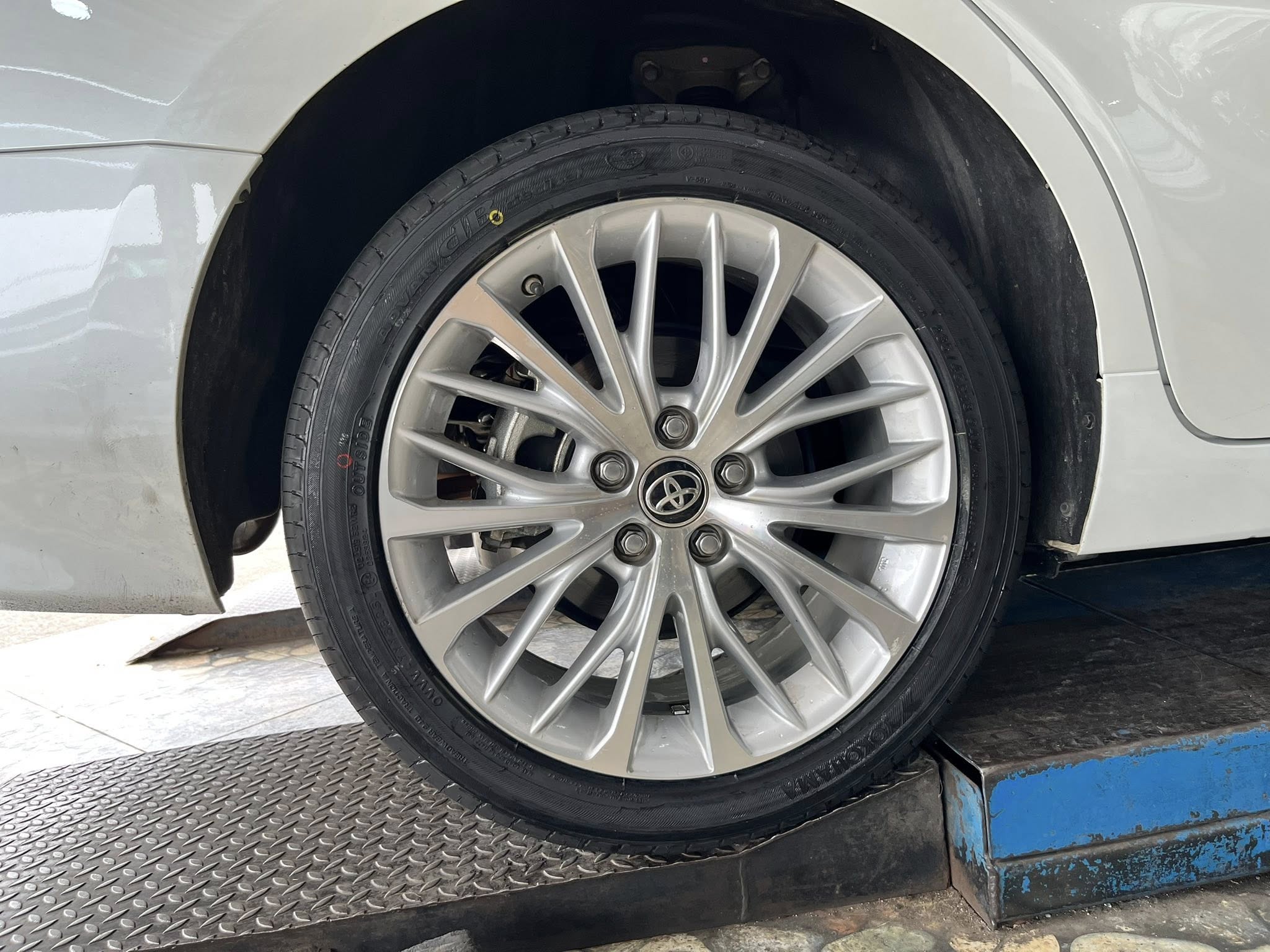 TOYOTA_CAMRY🚘เปลี่ยนยาง 🛞🐘#YOKOHAMA_V551V_235/45R18