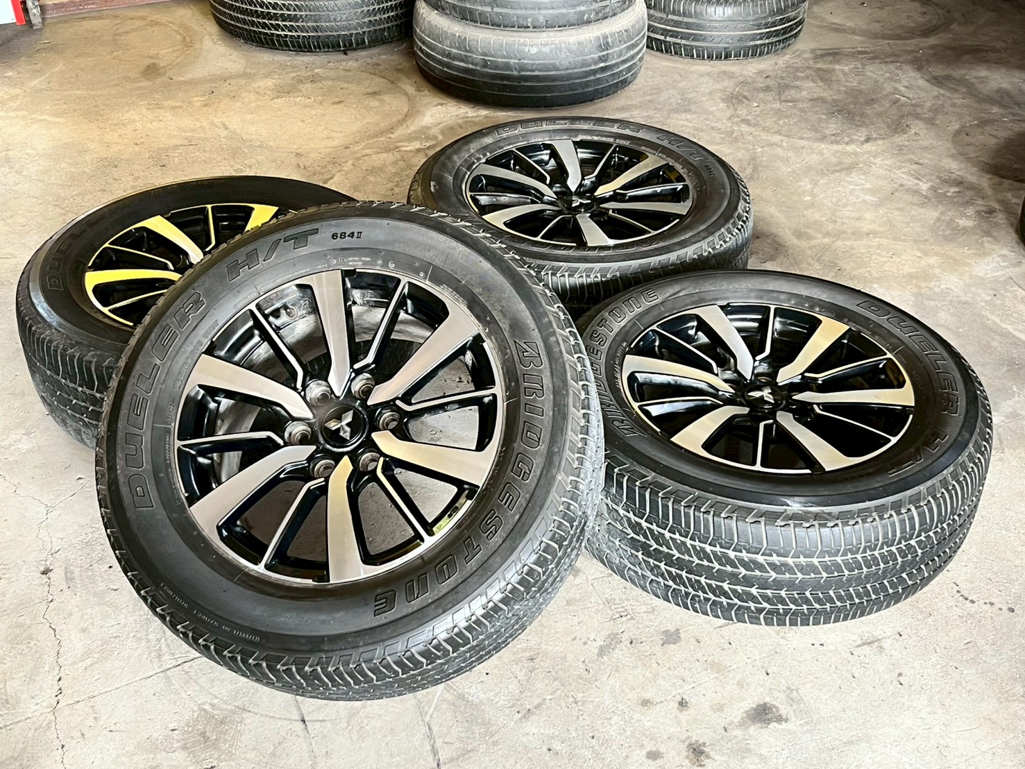 ล้อแม็กซ์เดิม Mitsubishi pajaro Sport พร้อมยางBrisgestone 265/60R18 ล้อสวยพร้อมดีพร้อมใช้งาน