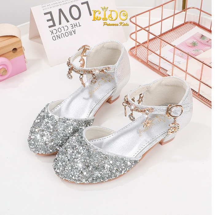 รองเท้าเด็ก(หน้าร้านอยู่รัชดา ลองได้)H100สีเงิน เพชรระยิบระยับ เปิดข้าง ประดับห้อยโซ่รูปดาวตรงสายรัดรองเท้า สวยสุดเก๋