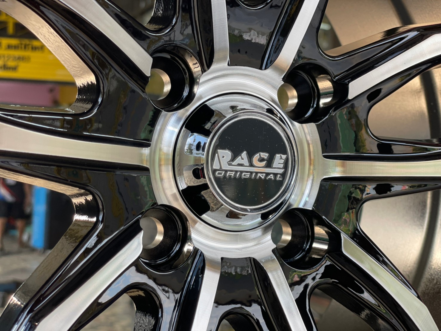 ล้อแม็กซ์ขอบ15 Wheel Performance Model WP-R10 กว้าง6.5 ออฟ35 4รู100 สีดำมิลลิ่งแดงหน้าเงา