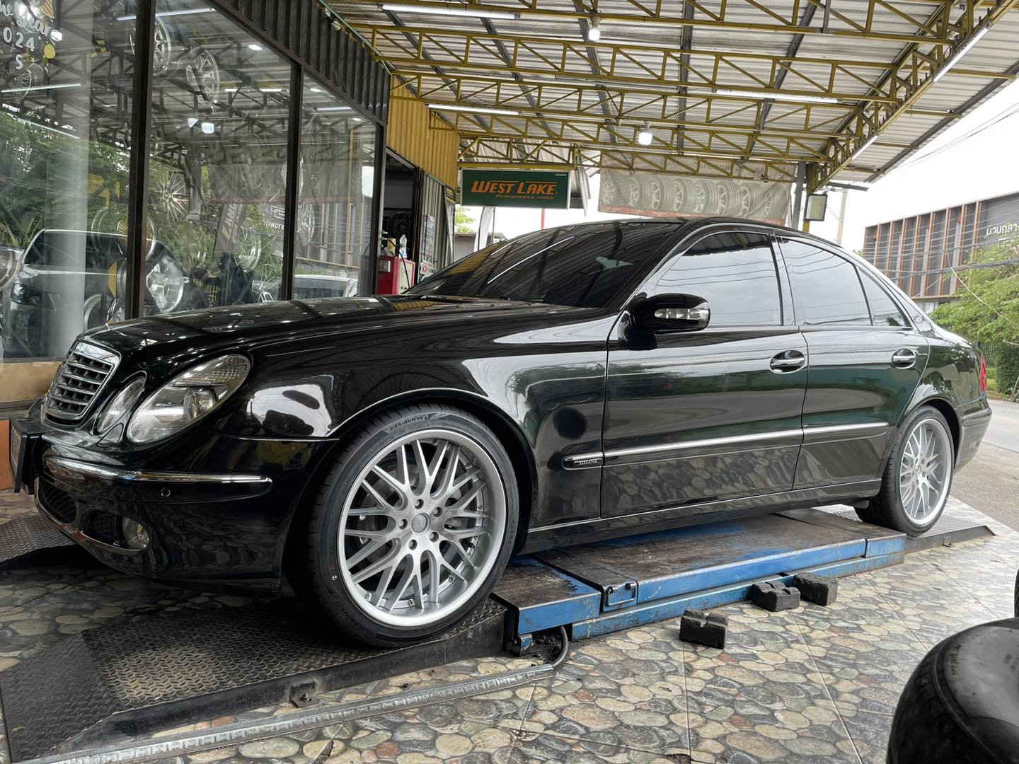 BENZ_E200 #ยางจีที #ยางสปอร์ตสมรรถนะการขับขี่สูง เปลี่ยนยาง #Giti_SportS2 235/40R19