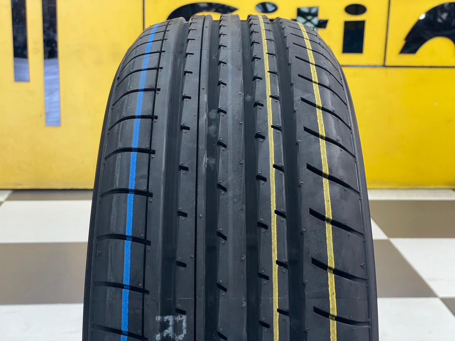 #ยางใหม่โยโกฮาม่า #YOKOHAMA BluEarth - XT #AE61 215/60R17 ยางใหม่ปี2024